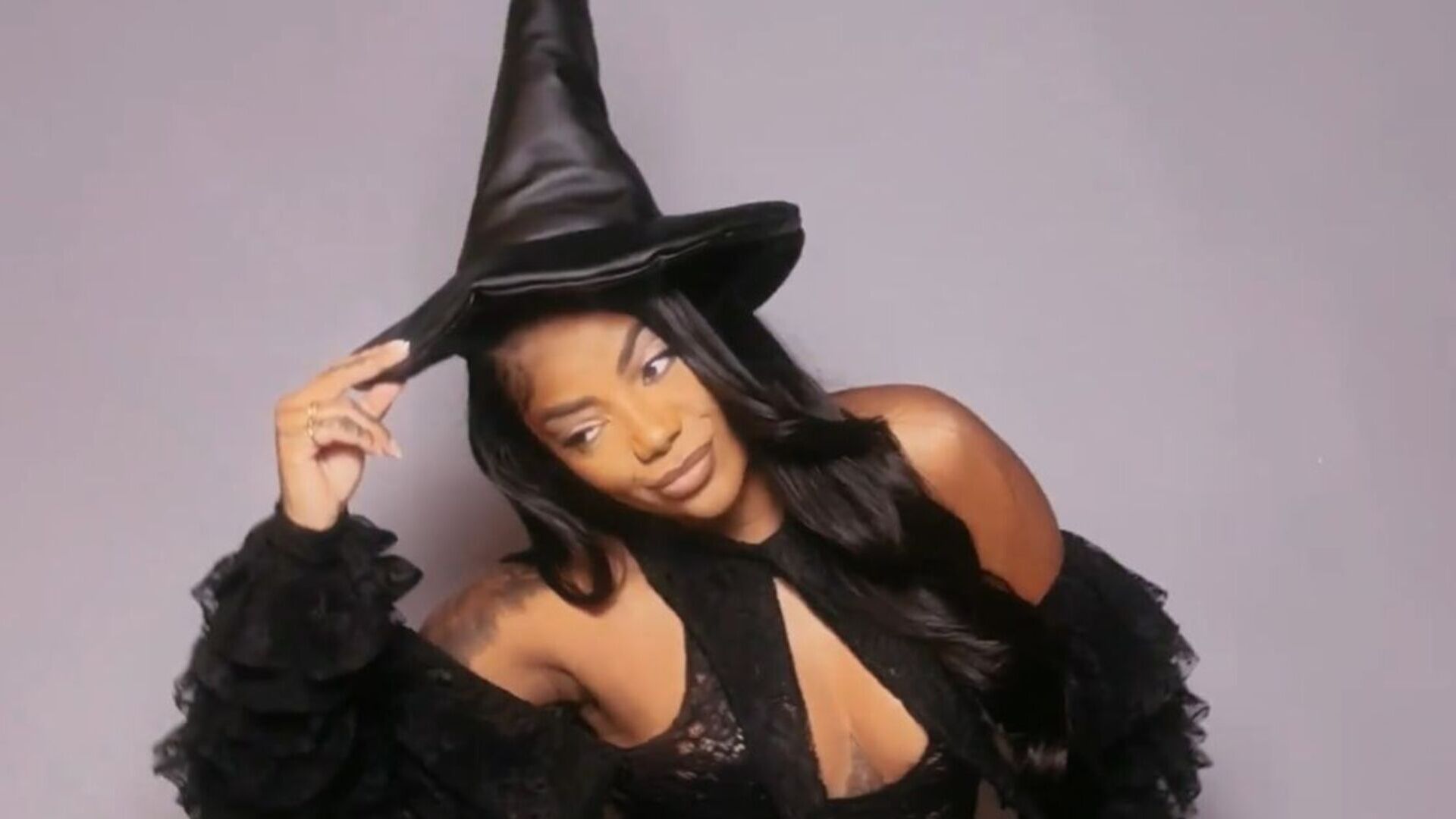 Ludmilla dá show de beleza ao surgir com look de bruxa para o quarto dia de Carnaval