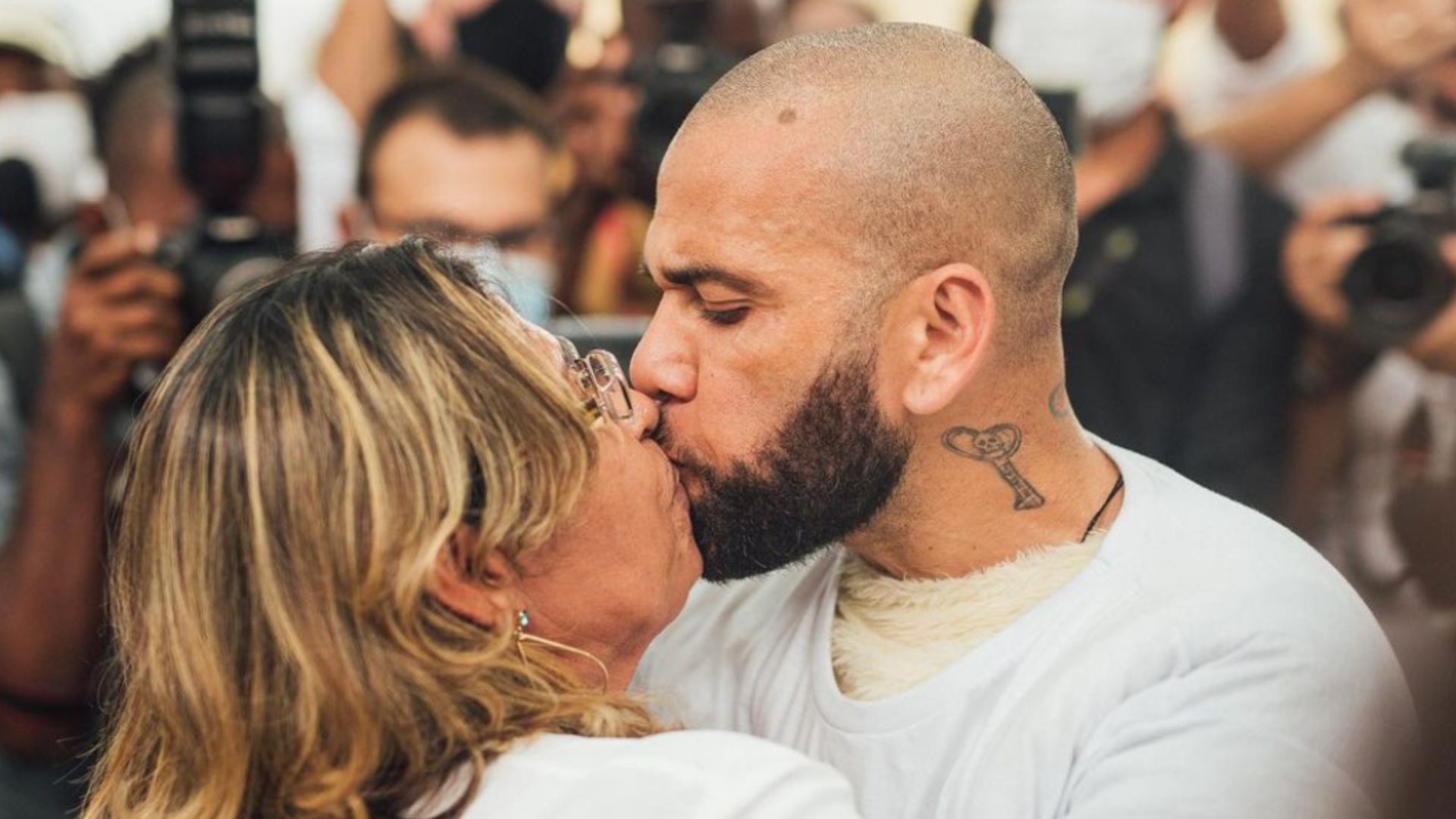 Mãe de Daniel Alves quebra o silêncio após prisão do filho: “Até o infinito”