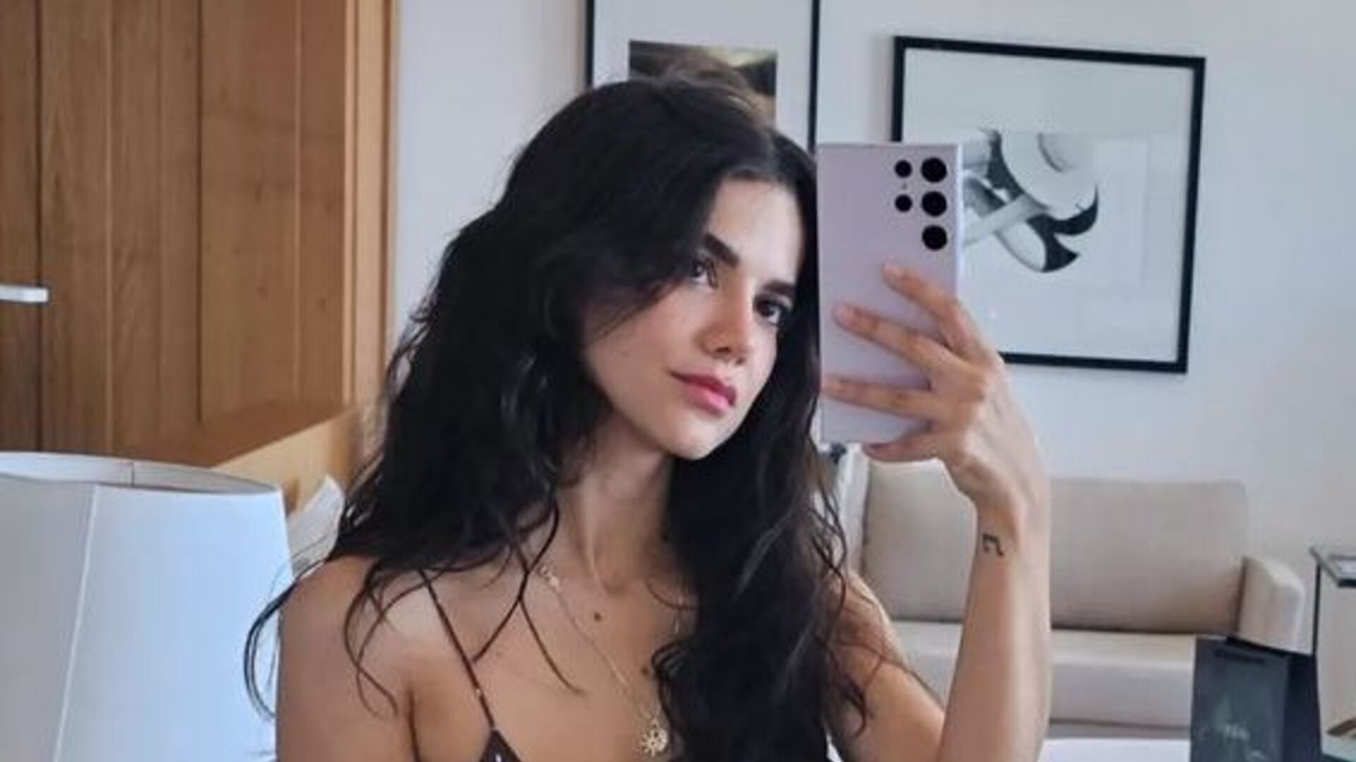 Manu Gavassi esbanja beleza em selfies tiradas ao desembarcar no Rio de Janeiro