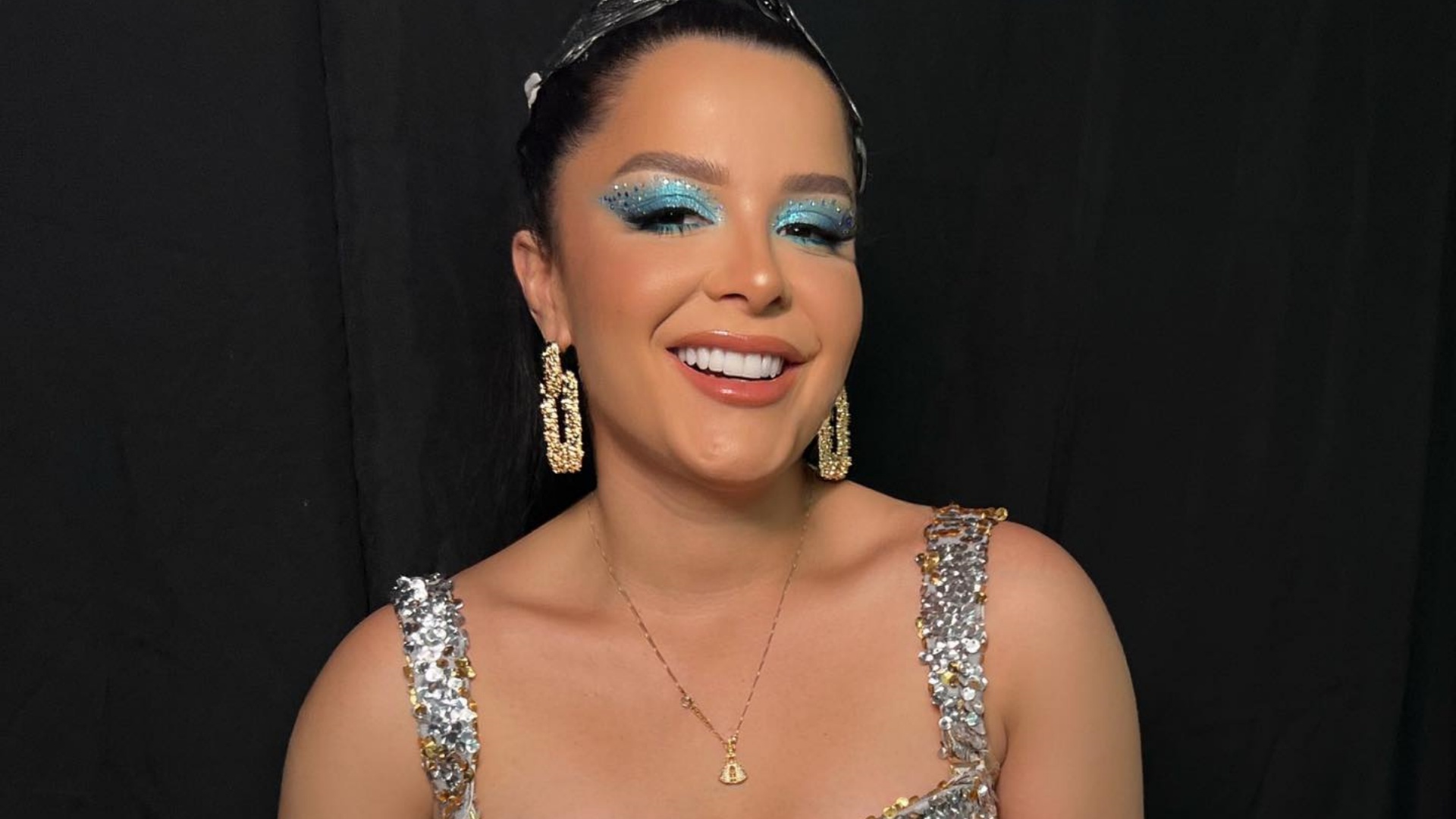 Maraisa ostenta abdômen definido ao surgir com look poderoso para o Carnaval