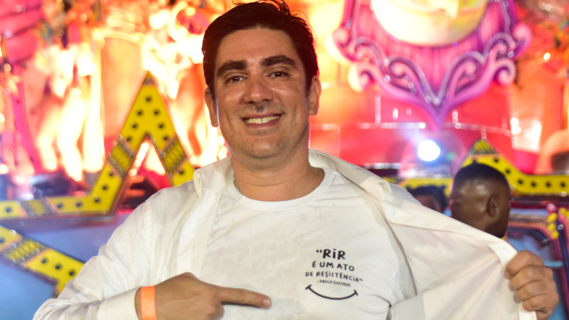 Estreando no Carnaval de São Paulo, Marcelo Adnet homenageia Paulo Gustavo durante desfile