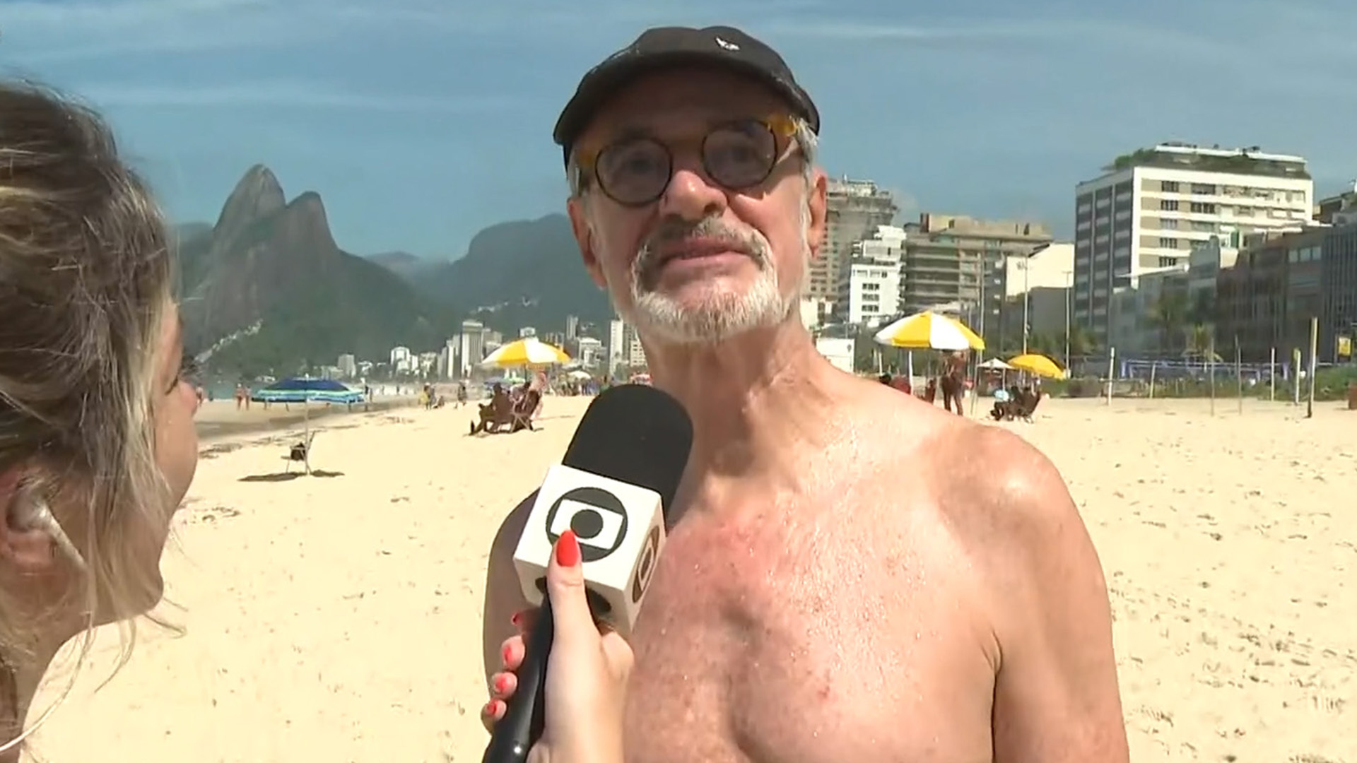 Marcos Caruso surge com o namorado ao vivo na TV