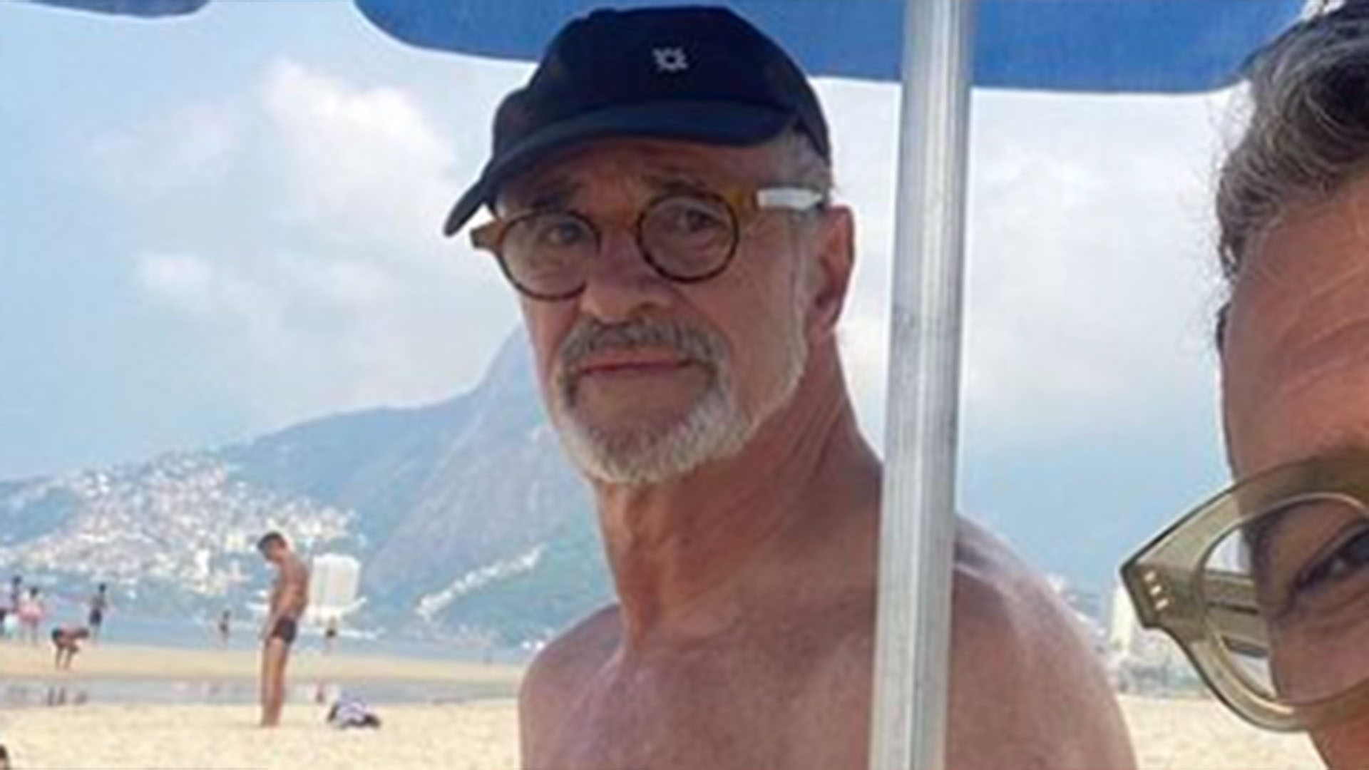 Marcos Caruso surge em foto inédita com o namorado na praia