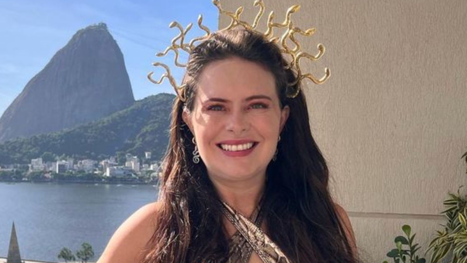 De Medusa, Mari Bridi aposta em biquíni decotado e saia transparente para curtir Carnaval