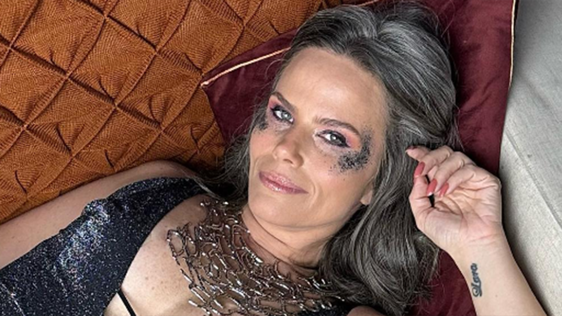 Maria Cândida exibe tatuagem na virilha ao usar maiô cavado