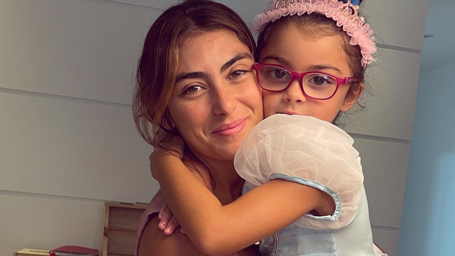 Com cliques encantadores, Mariana Uhlmann presta linda homenagem no aniversário da filha