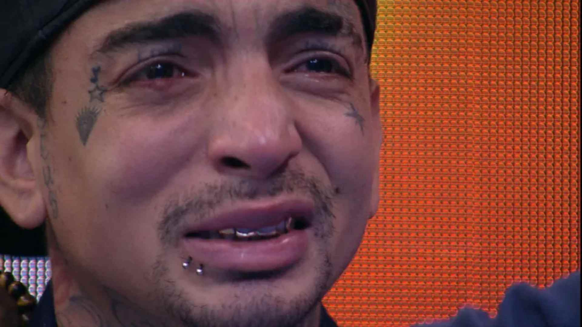 BBB 23: MC Guimê cai no choro ao receber recado da família no Almoço do Anjo