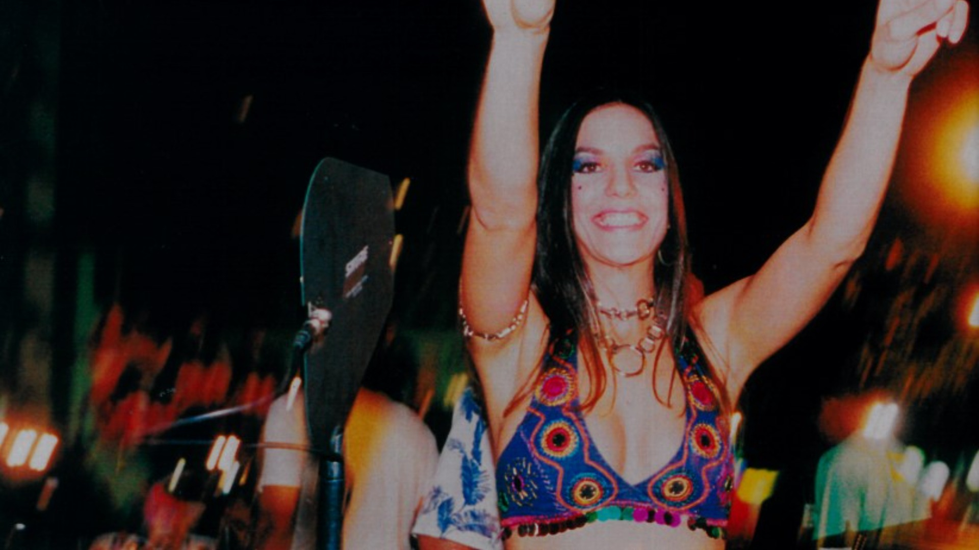Ivete Sangalo liderou Carnaval vestida de hippie e homenageou movimento ao lado de lenda do MPB