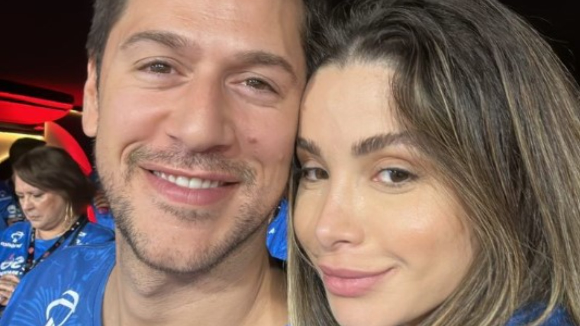 Bruna Gomes e Bernardo trocam Portugal por Carnaval carioca e improvisam fantasia