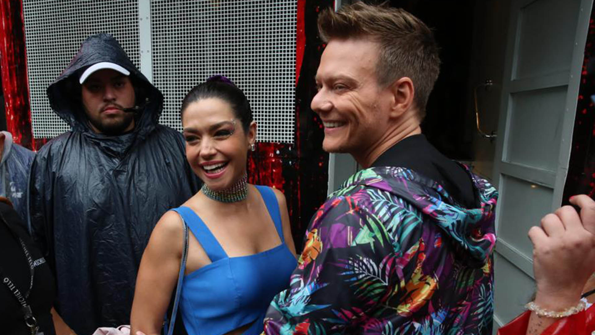 Thais Fersoza surge sorridente ao prestigiar bloco do marido, Michel Teló