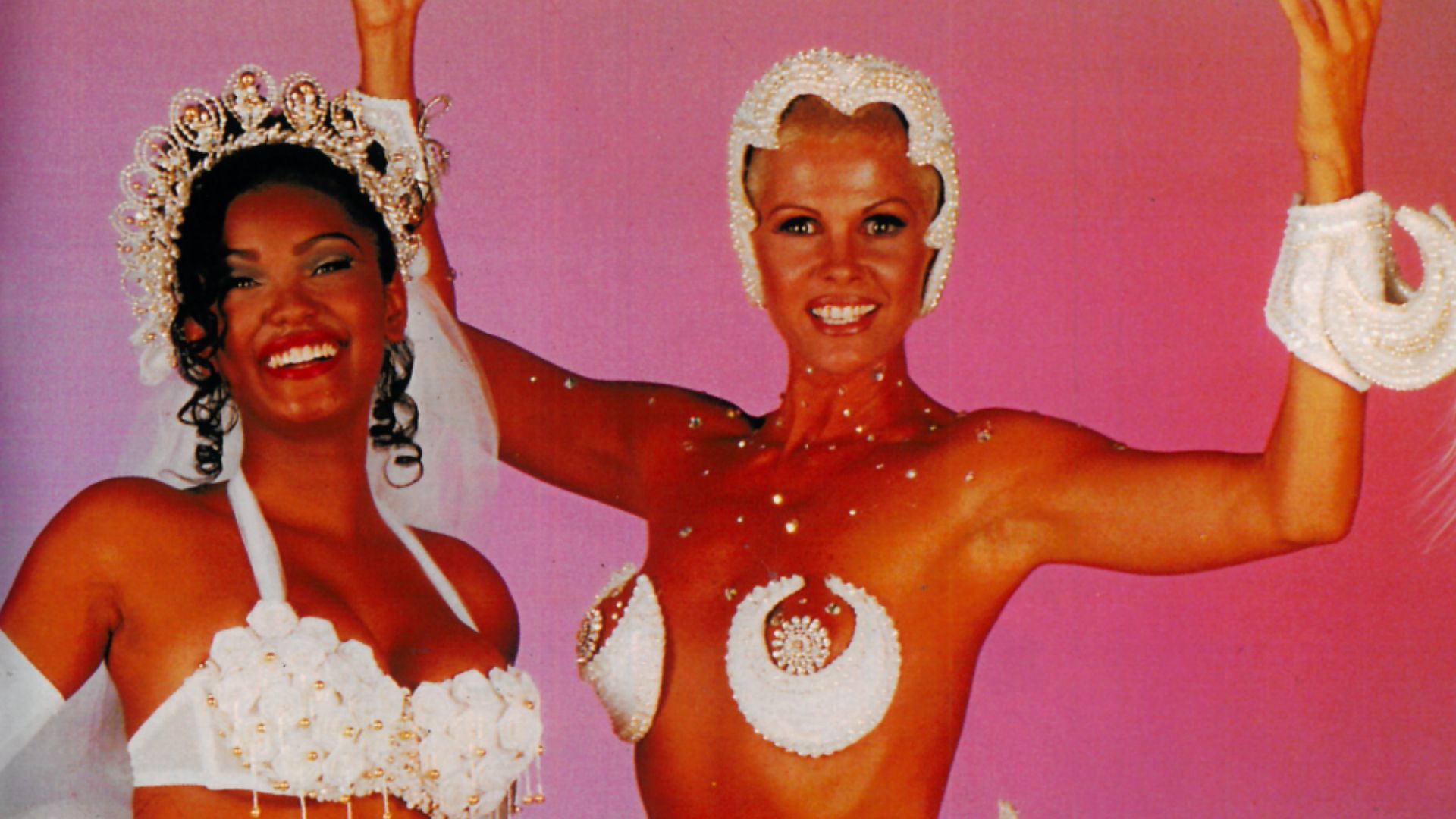 Seminua, Monique Evans encarou dieta radical para desfilar com corpo de Barbie no Carnaval