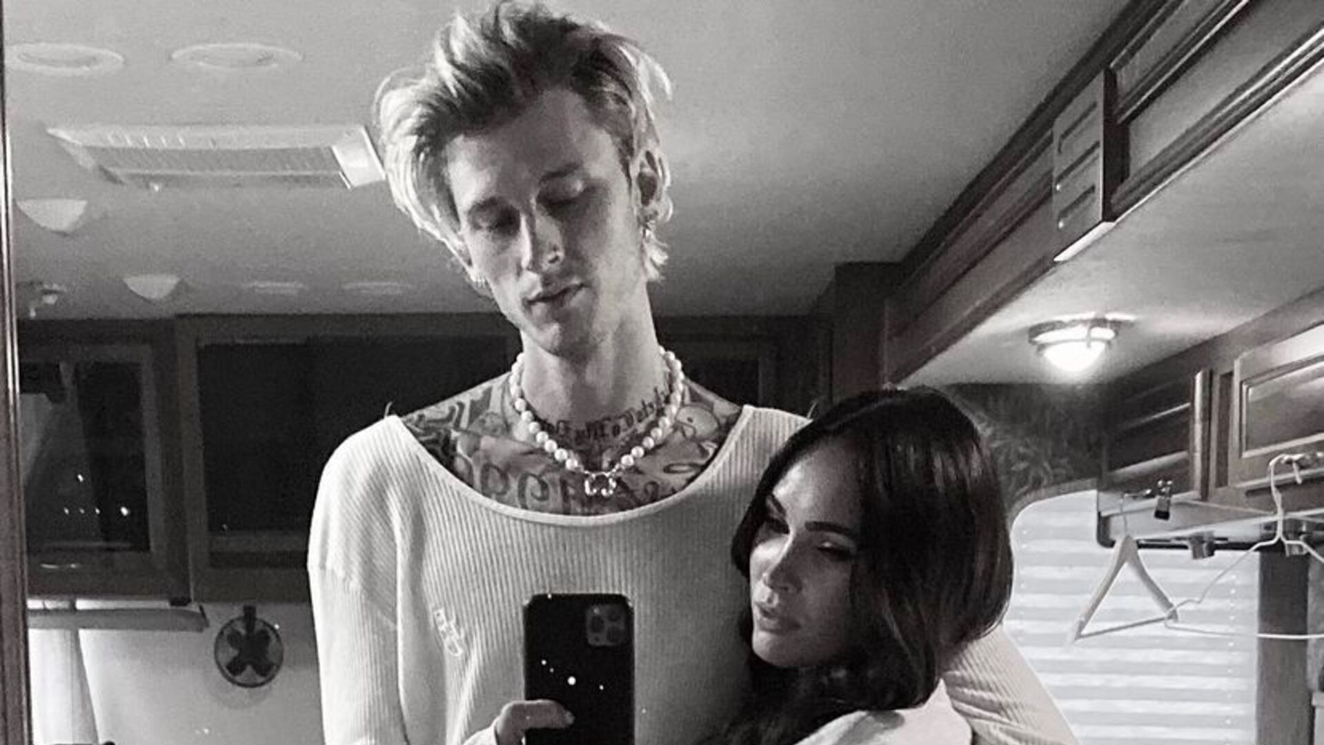 Megan Fox e Machine Gun Kelly estão fazendo terapia diária para salvar noivado