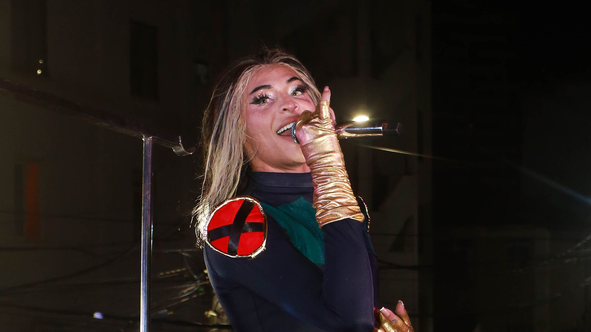 De fio-dental, Pabllo Vittar exibe as tatuagens nas pernas em trio elétrico