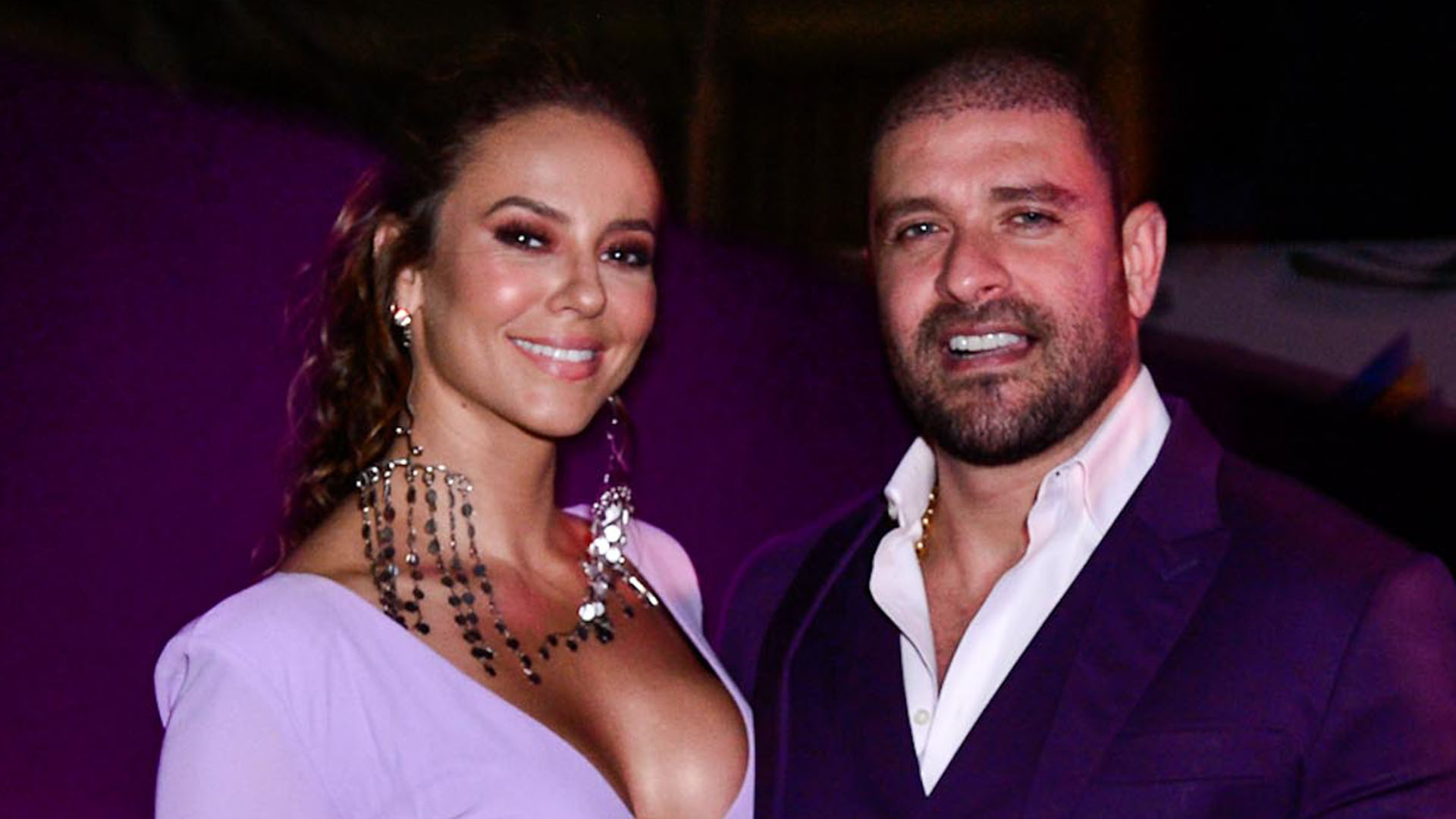 Paolla Oliveira surge com vestido decotadíssimo e com brincos gigantes no casamento de Carol Sampaio