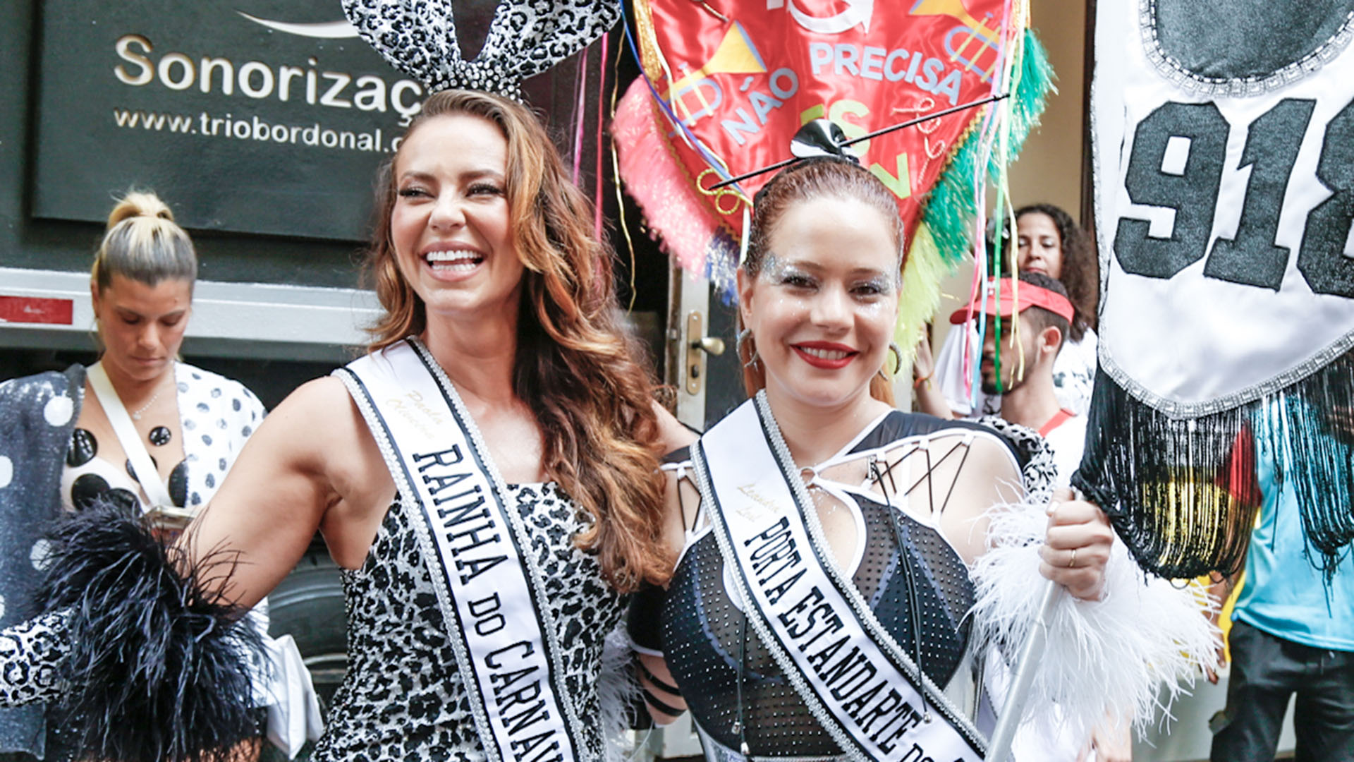 Leandra Leal aposta no look com transparência e recortes para bloco de carnaval