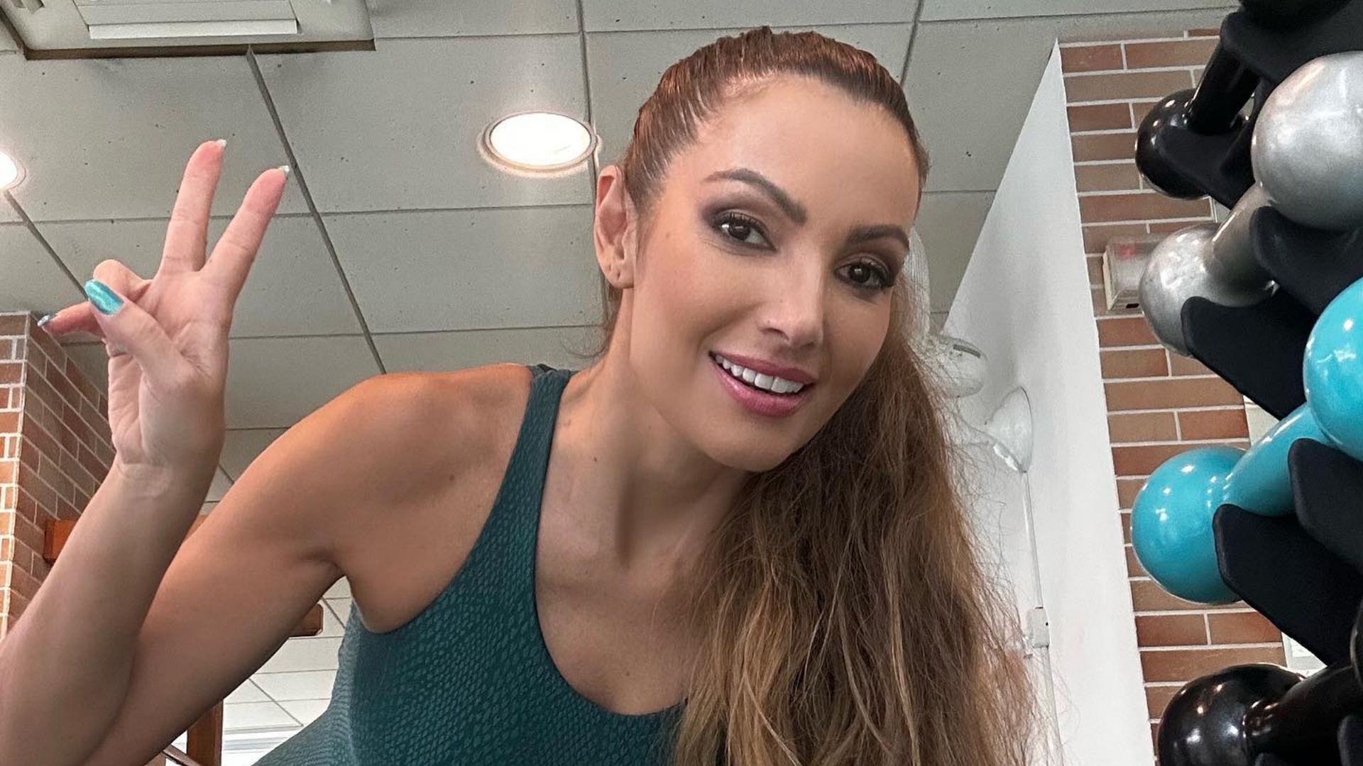 Com macacão justinho, Patrícia Poeta impressiona ao mostrar corpaço na academia
