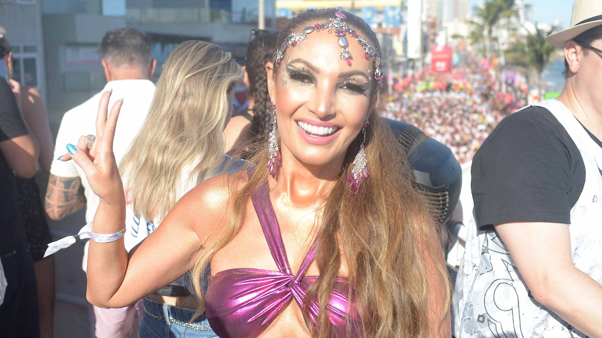 Aos 46 anos, Patrícia Poeta curte Carnaval só de top e com corpo sequinho à mostra