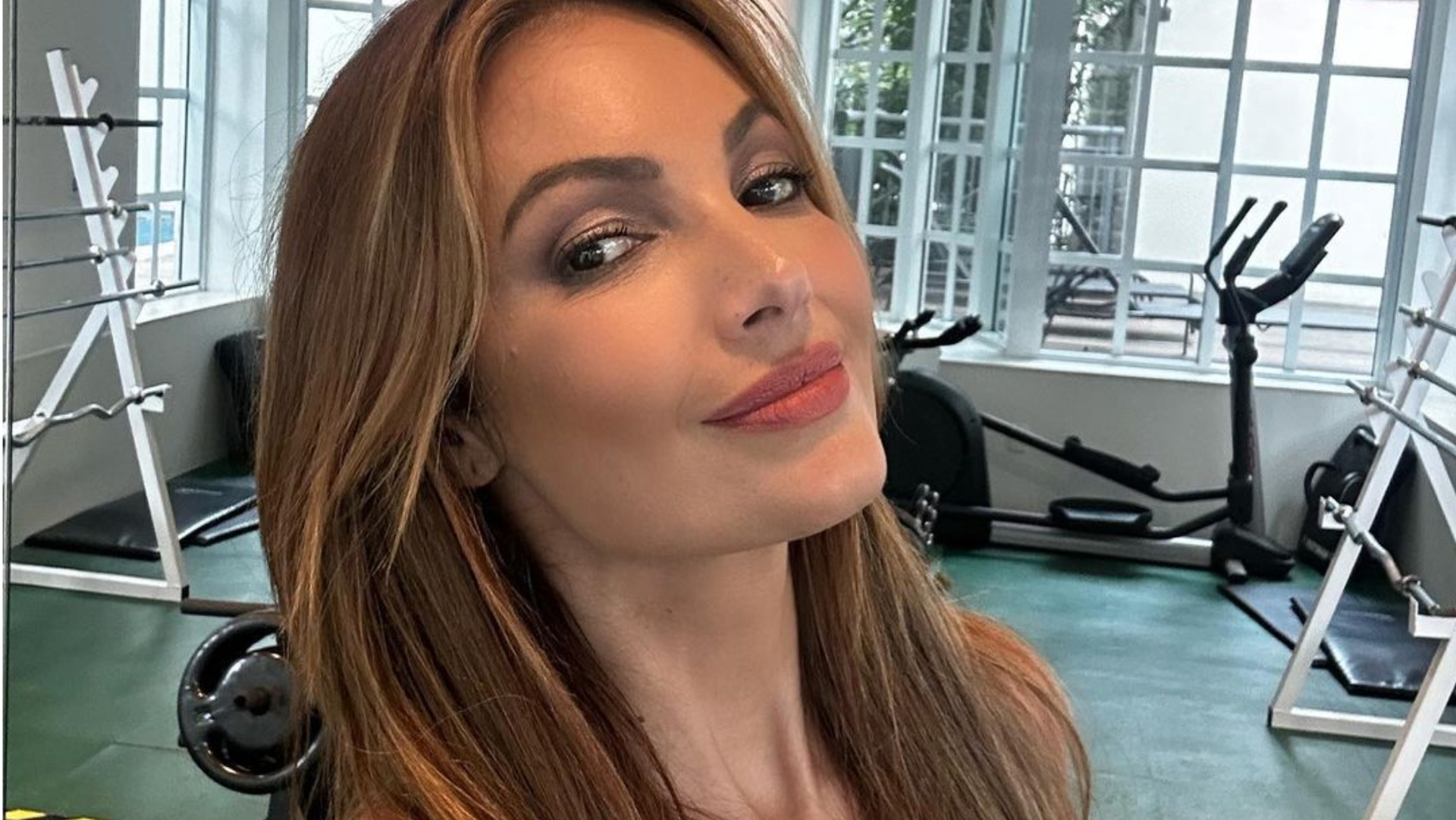 De macacão, Patrícia Poeta surge deslumbrante na academia: ”Malhação tá on”