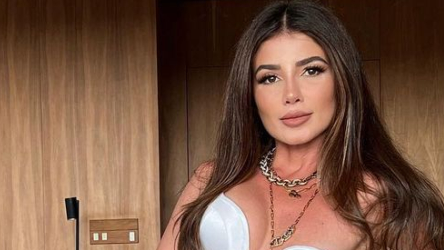 De micro saia e decotão, Paula Fernandes dá show de beleza: ”Bem linda”