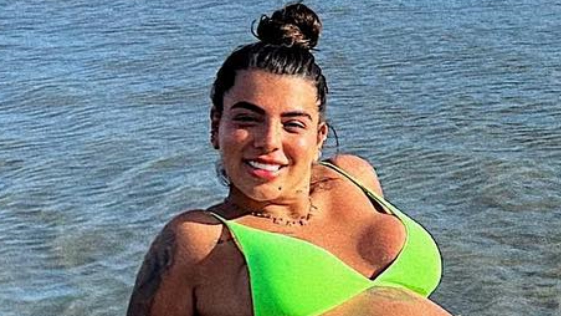 Com biquíni neon, Petra Mattar exibe barrigão de grávida ao curtir o dia na praia