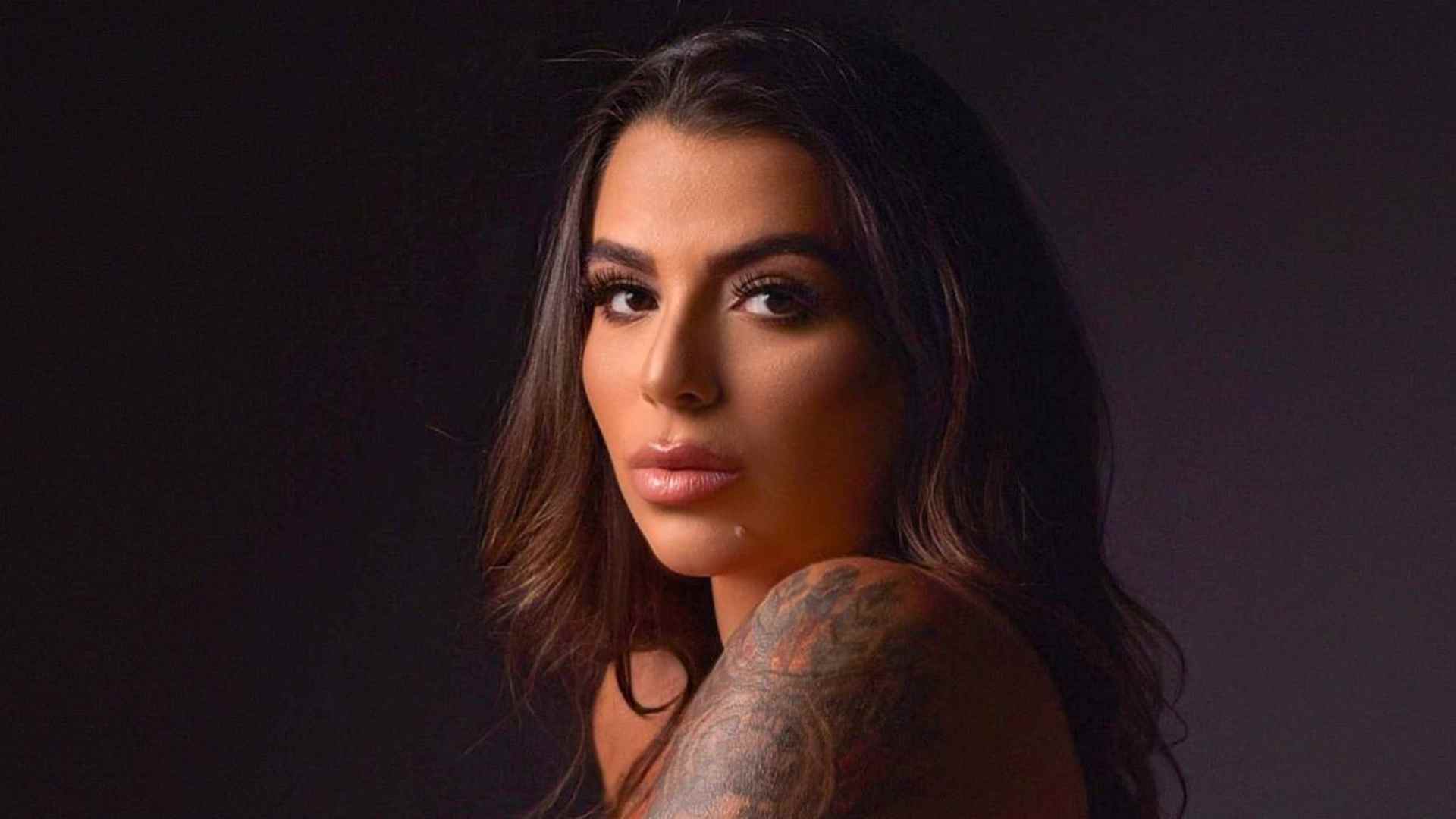 Completamente nua, Petra Mattar exibe o barrigão ao completar 8 meses de gestação