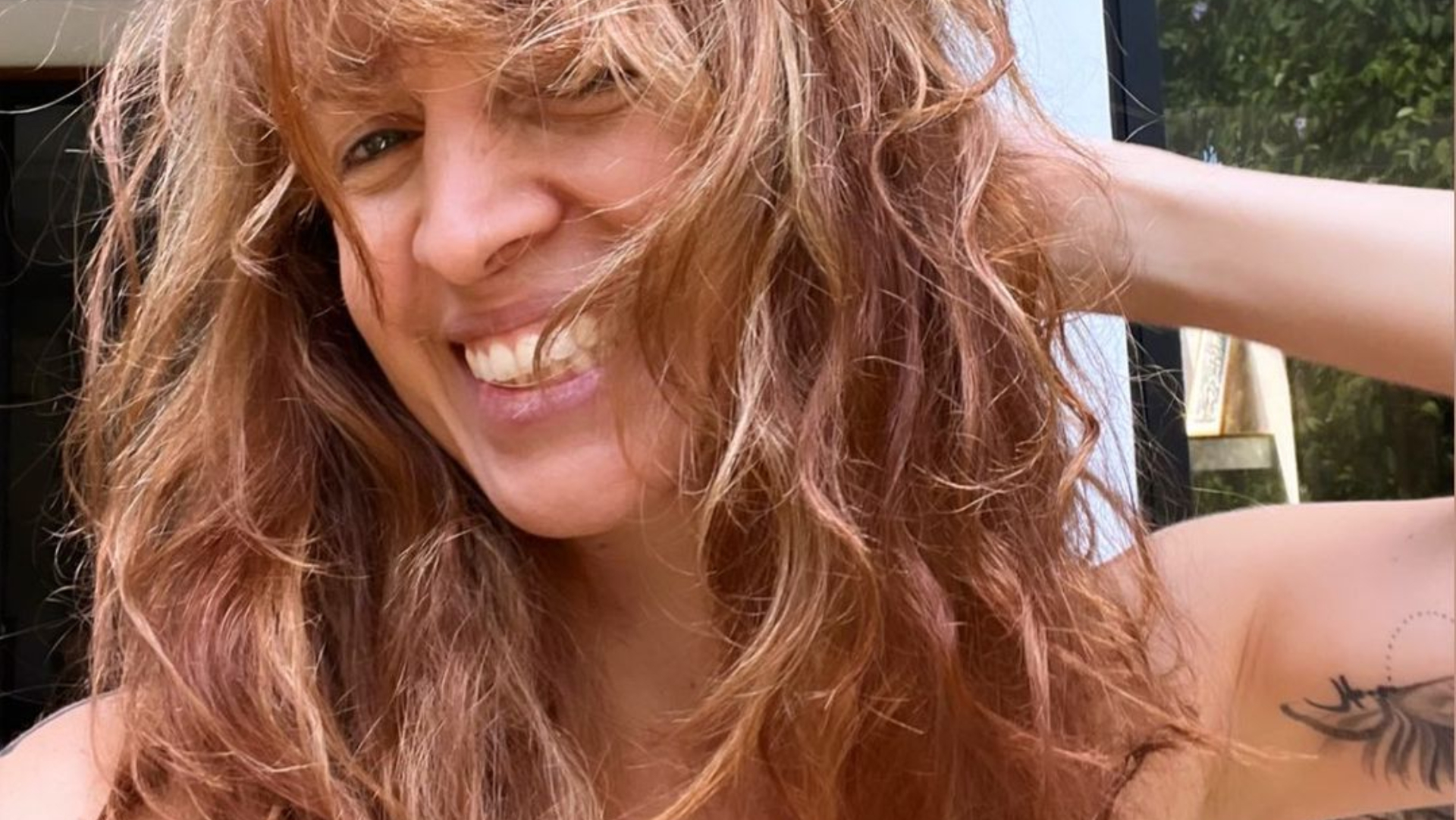 Poliana Abritta surpreende com cabelo natural após corte: ”Juba solta”