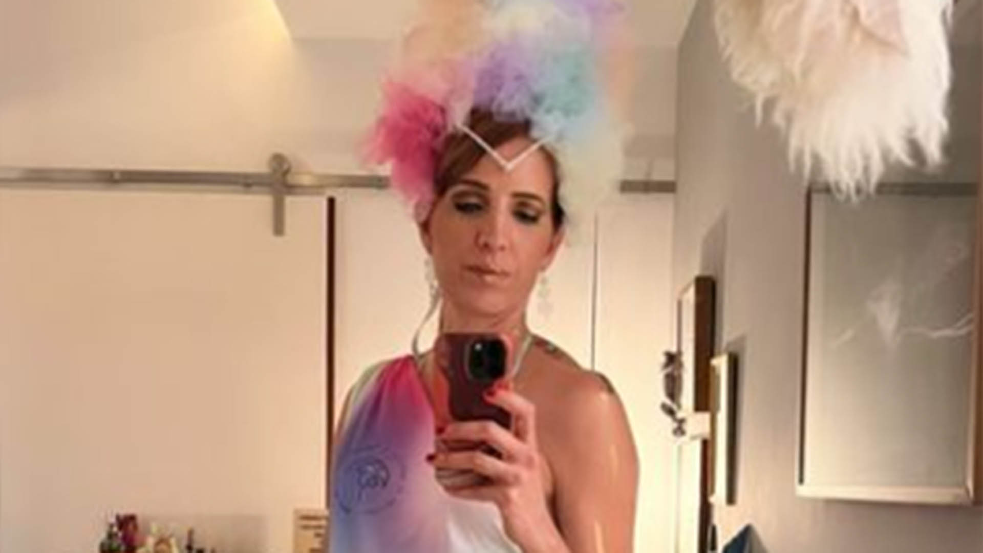 Poliana Abritta exibe tatuagem enorme na coxa ao usar shorts jeans