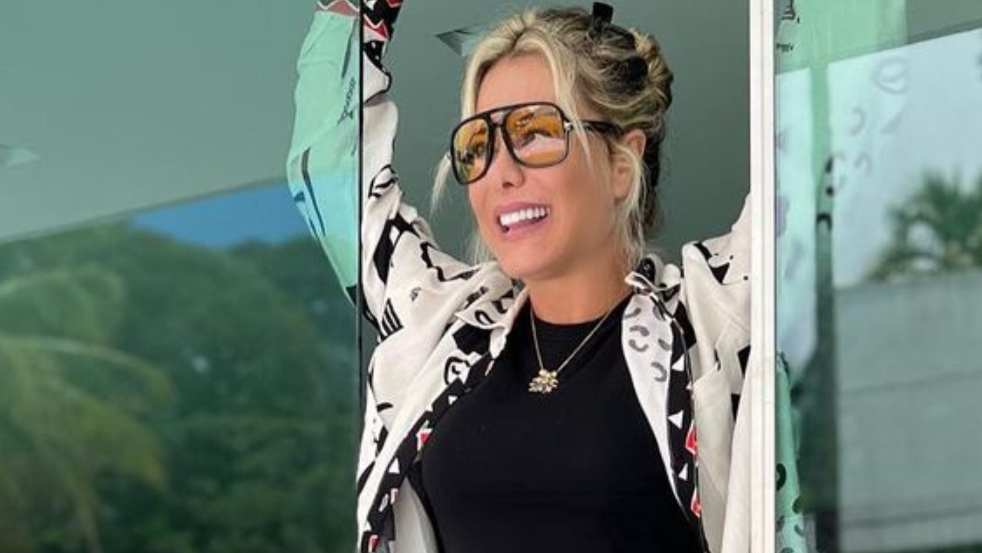 Aos 46 anos, Poliana Rocha exibe barriguinha em look com cropped: ”Maravilhosa”
