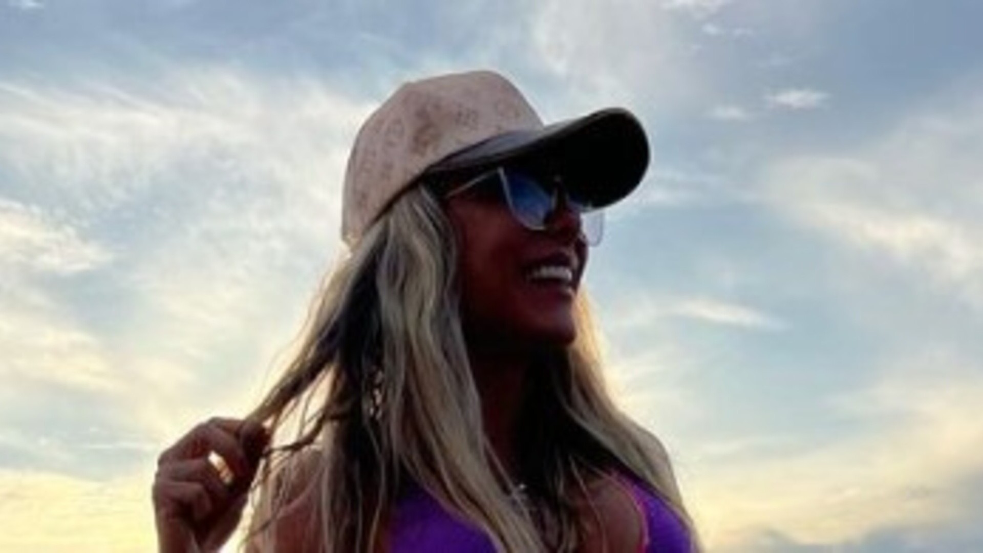 Aos 46 anos, Poliana Rocha exibe boa forma ao surgir com biquíni mínimo