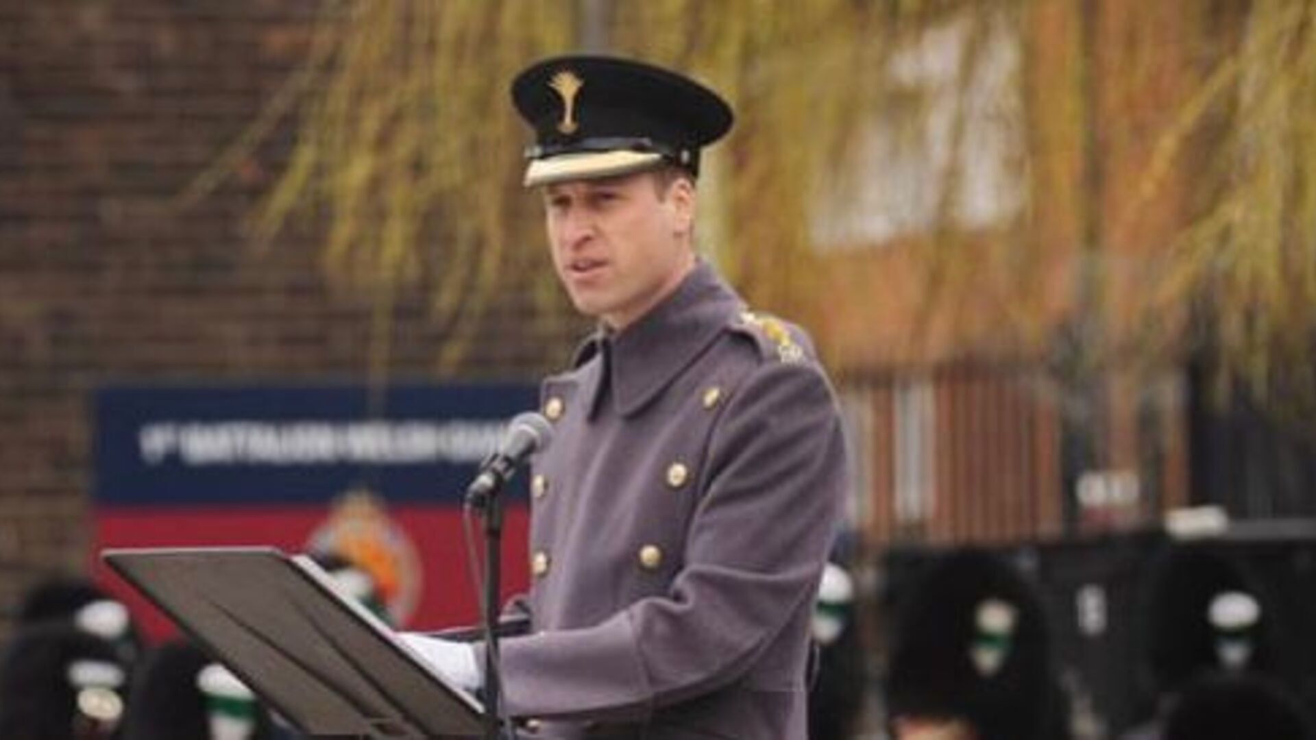 Príncipe William veste uniforme militar para receber novo título no País de Gales