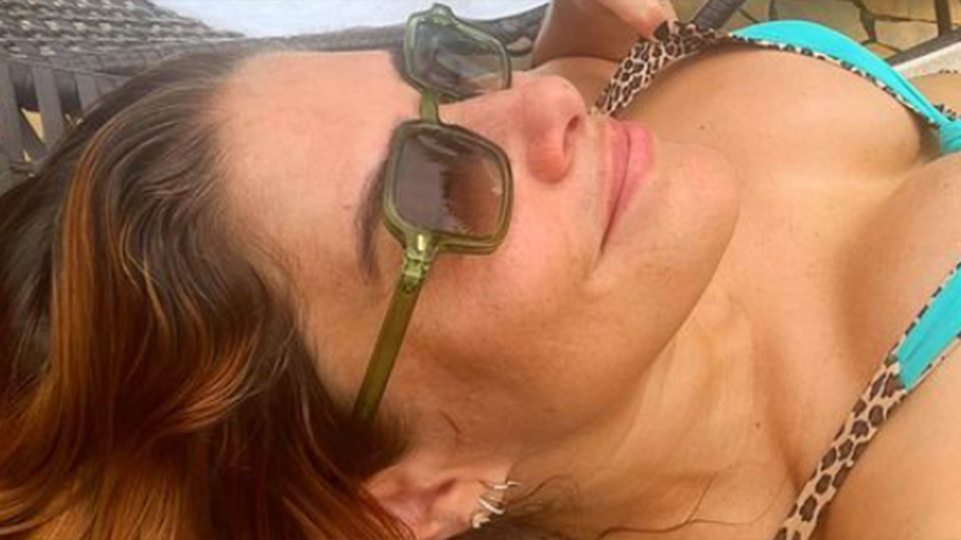 De biquíni fininho, Priscila Fantin exibe a barriga sarada