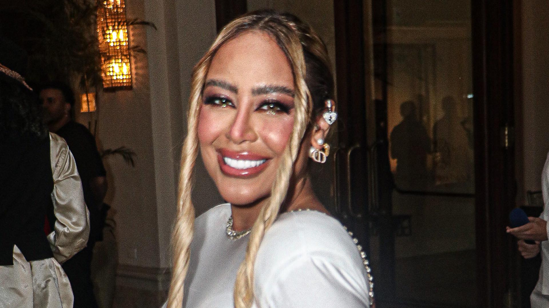 Irmã de Neymar Jr, Rafaella Santos arrasa com vestido branco justíssimo