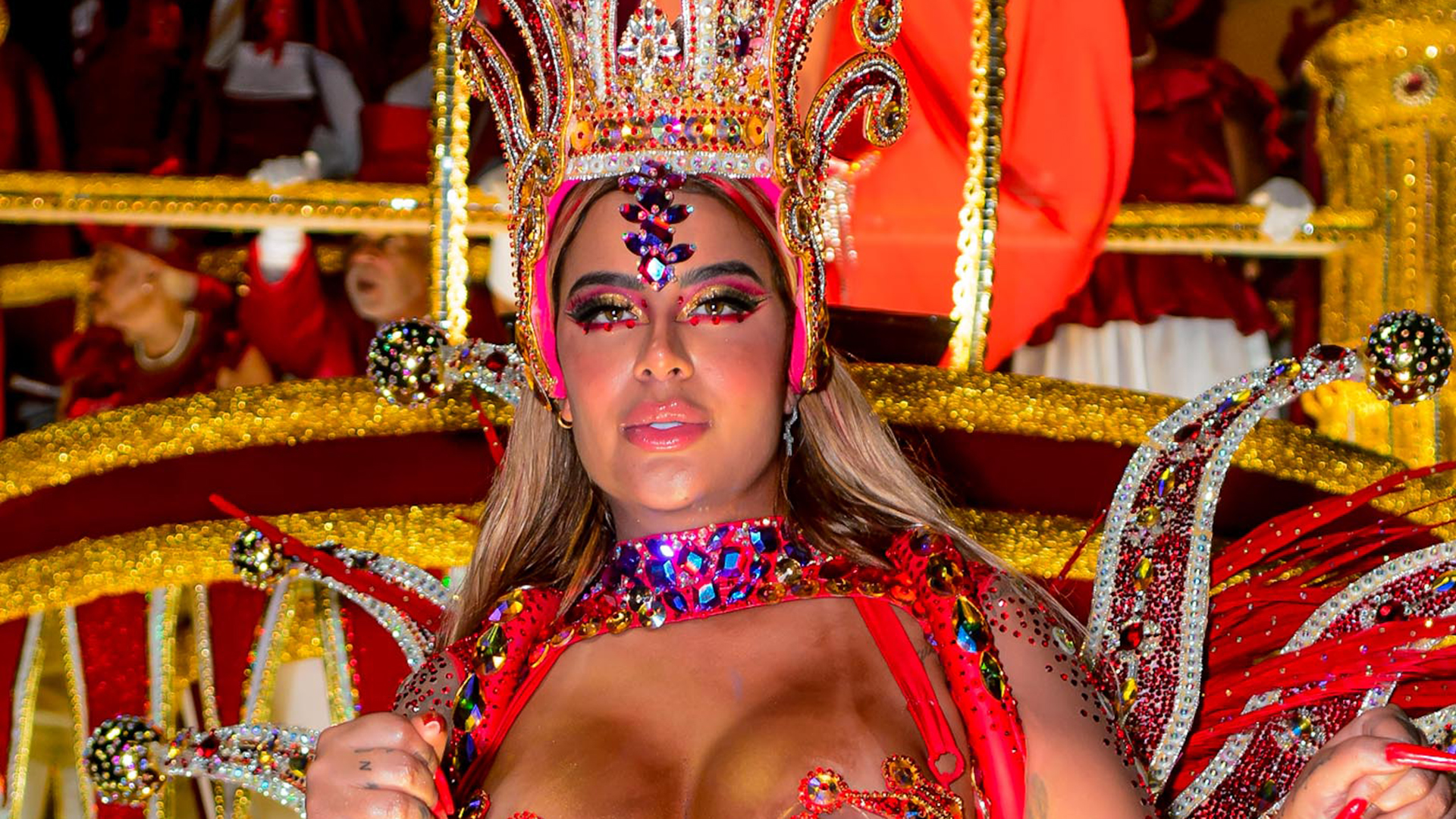 Irmã de Neymar Jr, Rafaella Santos exibe decote generoso em desfile do Salgueiro