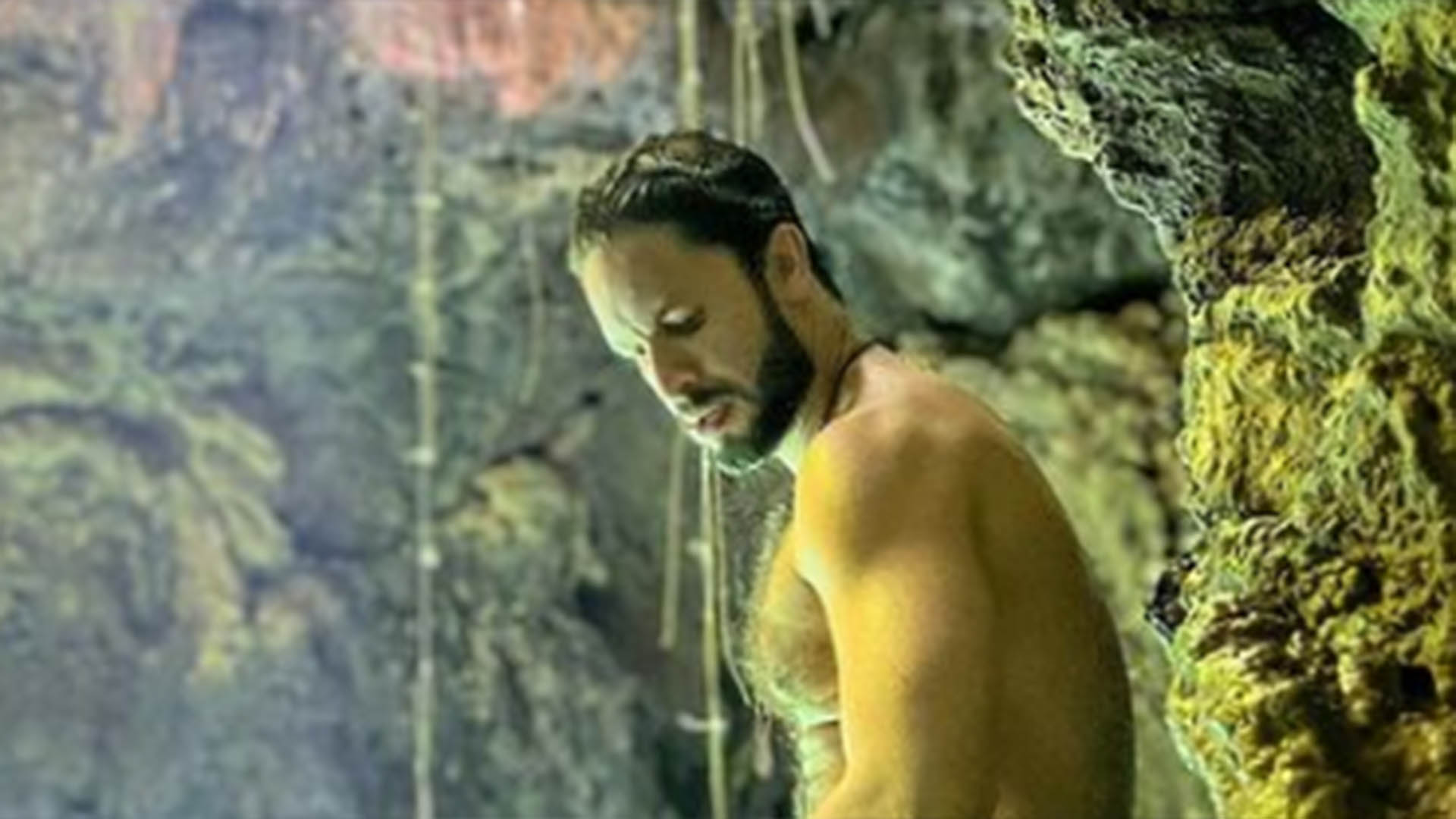 Rainer Cadete surge totalmente sem roupas em foto ao ar livre