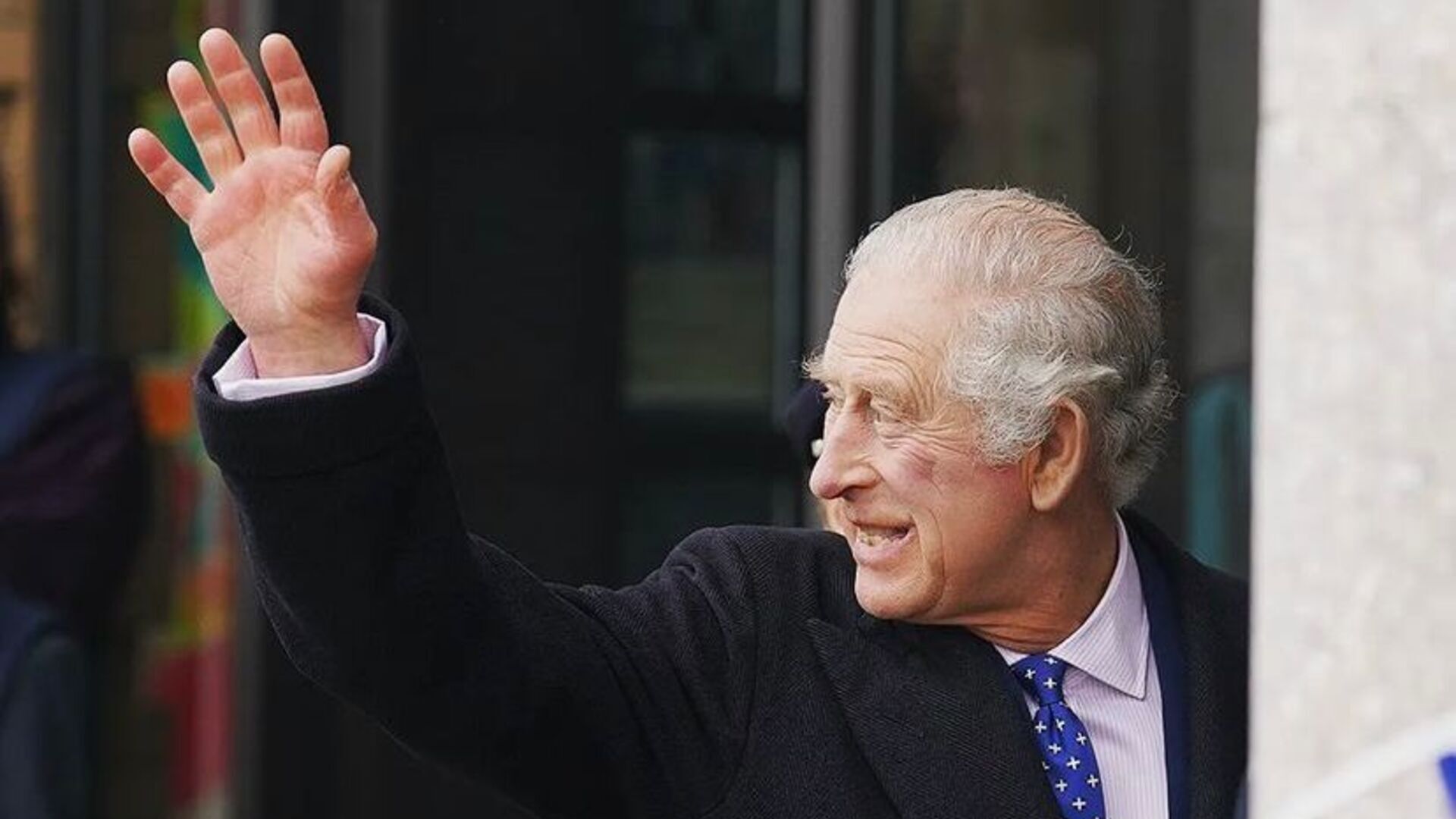 Rei Charles III é recebido com protesto durante visita real e ignora manifestantes