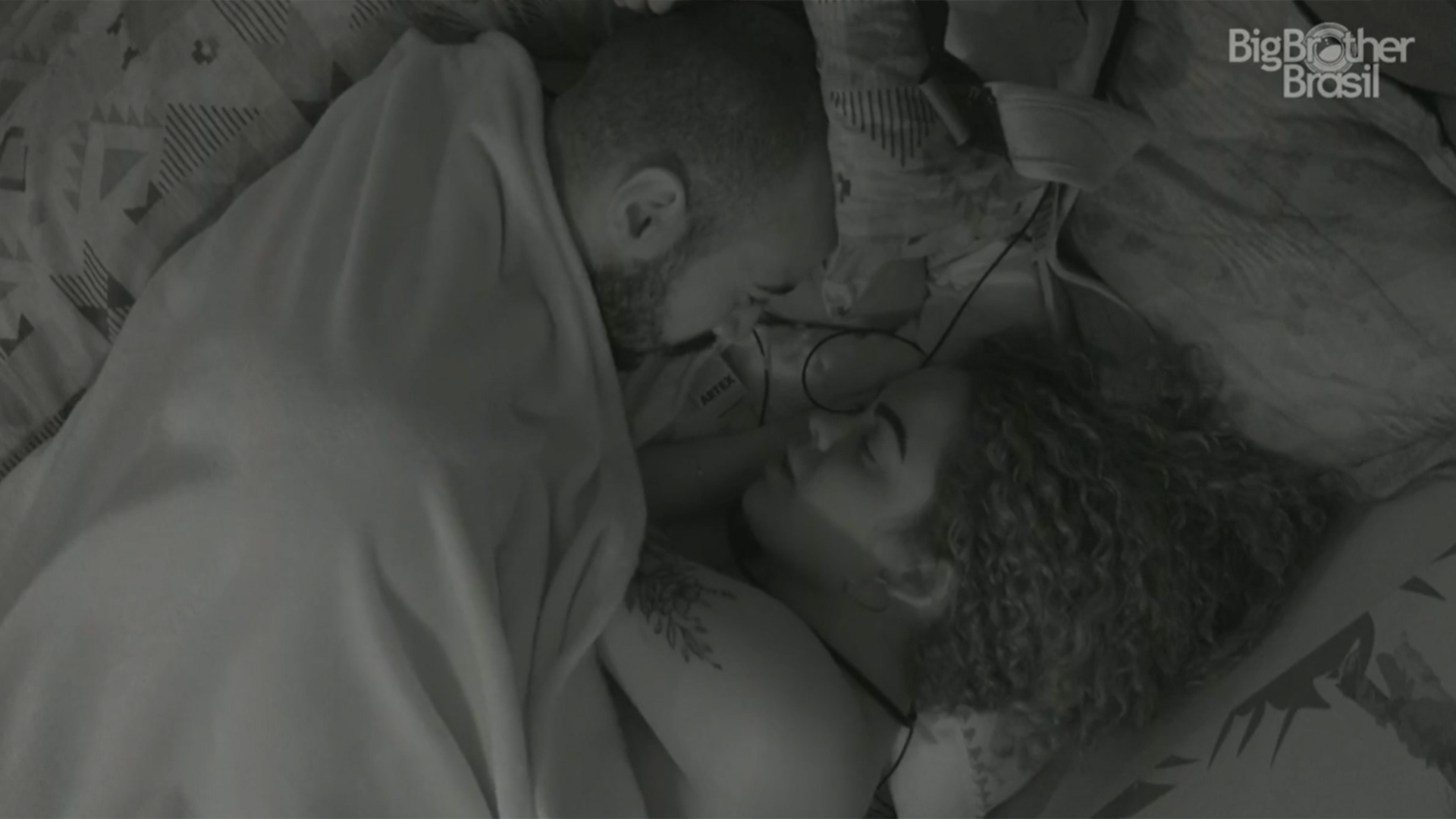 BBB 23: Paula e Ricardo trocam carinhos debaixo do edredom