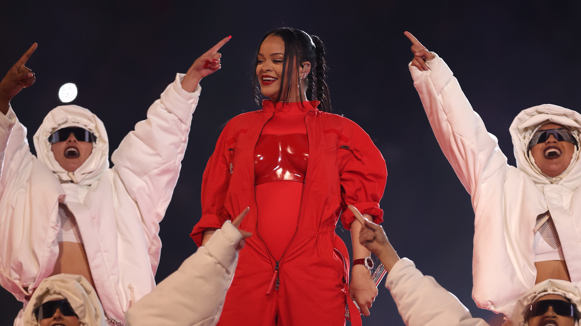 Rihanna rebate crítica em foto com o filho: “Mantenha suas patas longe dele”