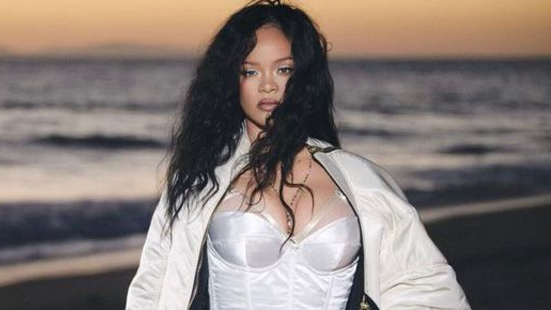 Rihanna fará show no Brasil entre setembro e outubro deste ano, diz jornalista