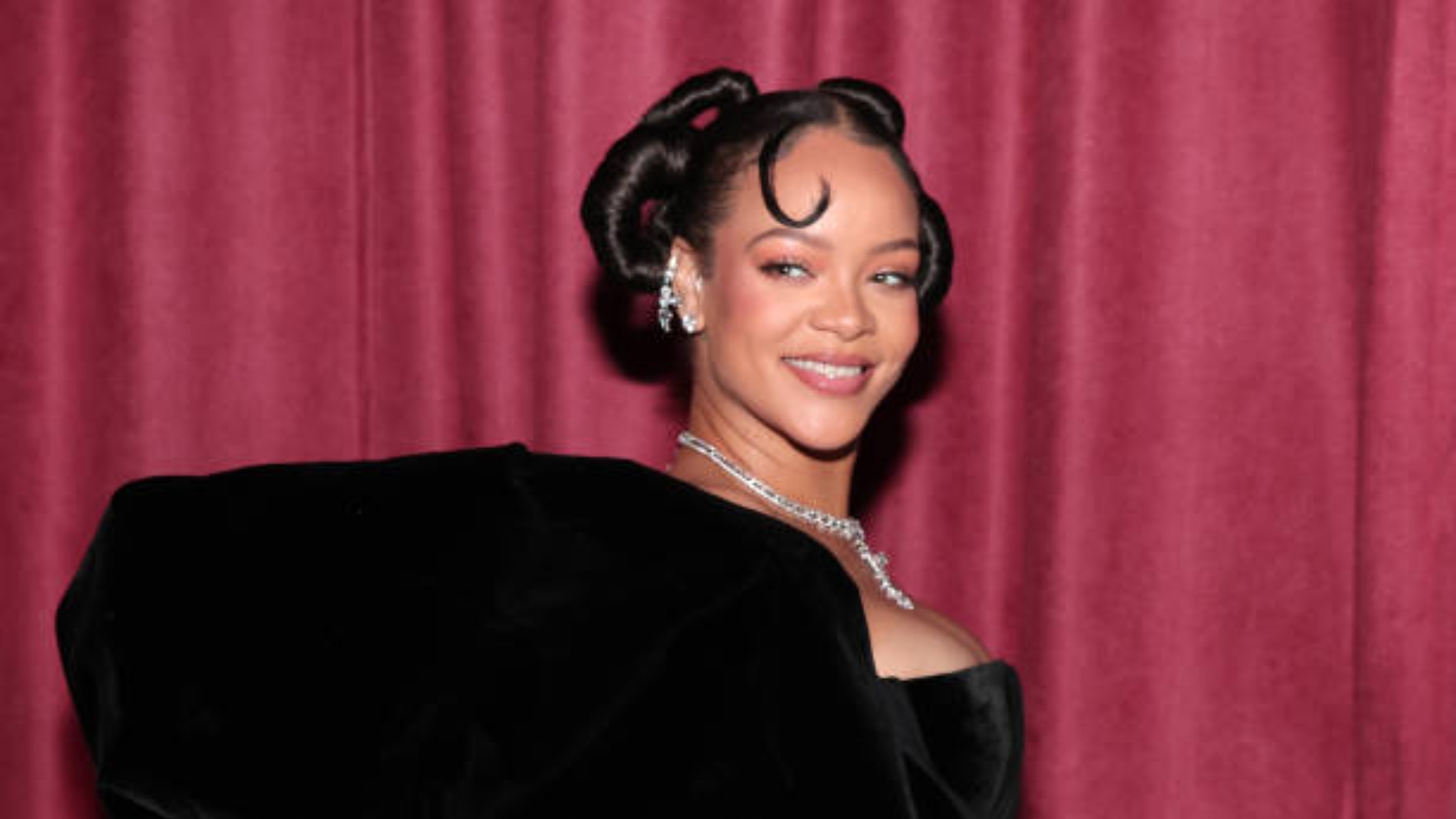 Rihanna pode anunciar turnê depois de se apresentar no Super Bowl, segundo site
