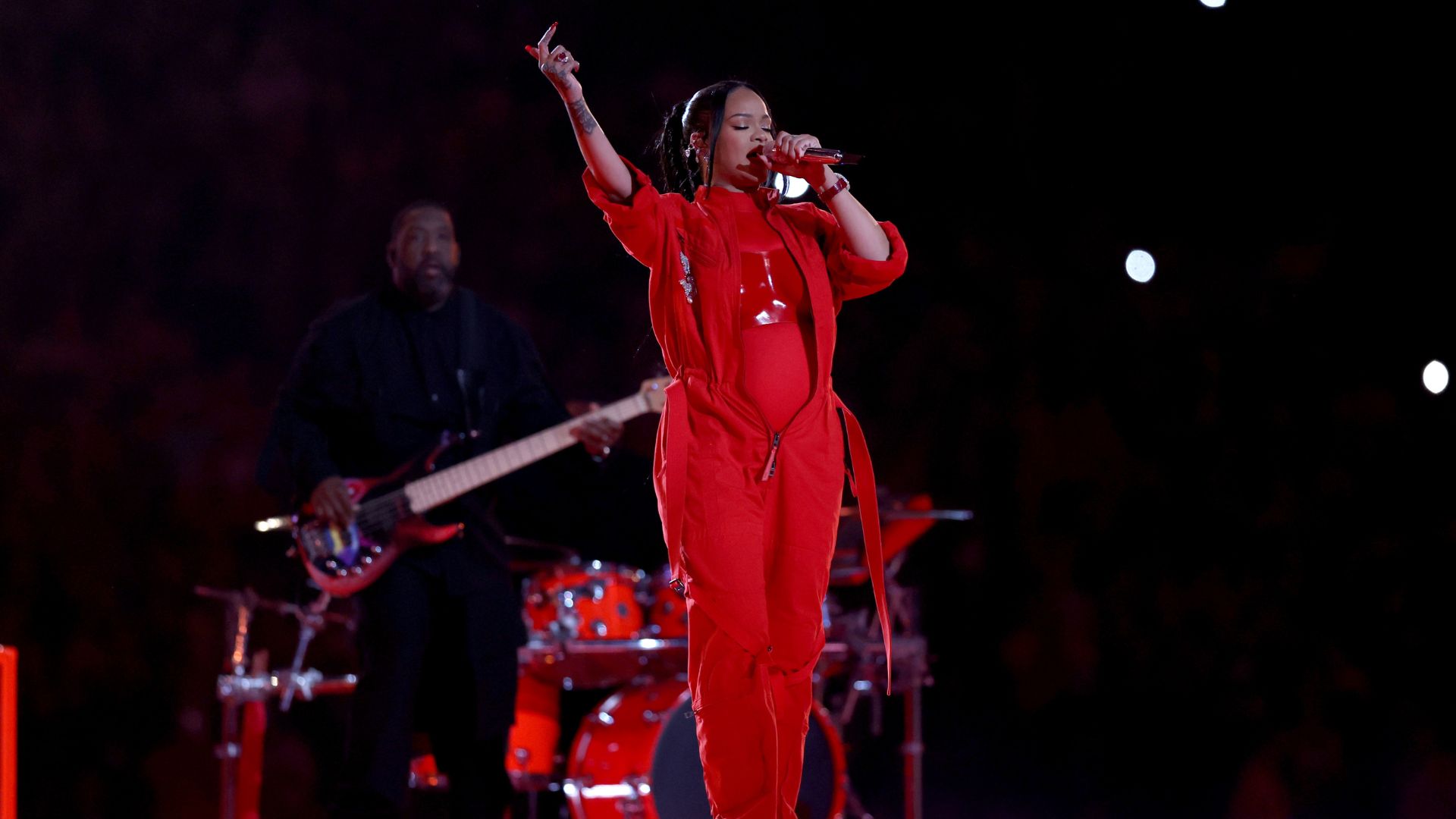 Sem revelar nome, Rihanna mostrou seu bebê pela 1ª vez em vídeo; veja