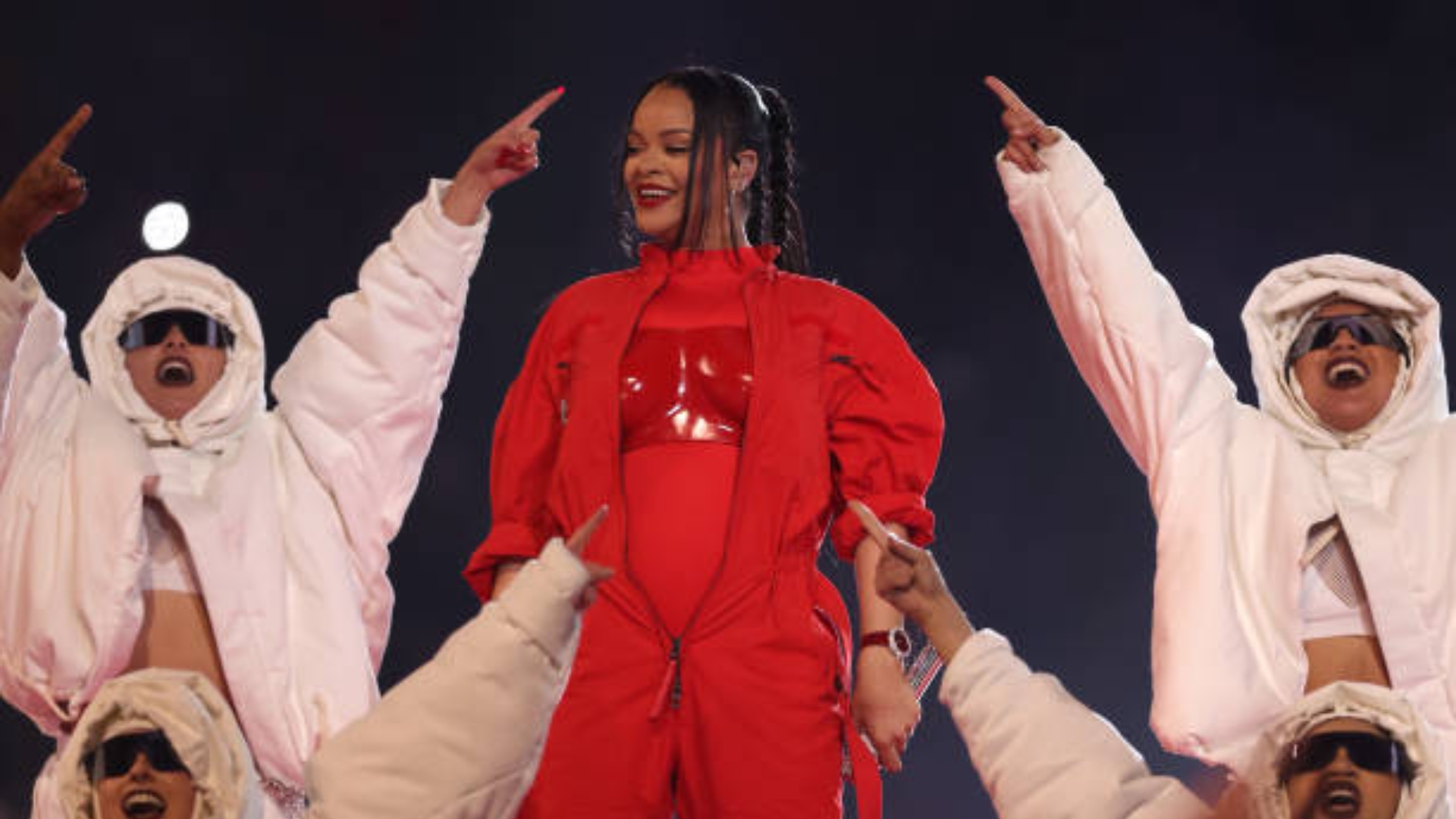 Rihanna usa acessórios e joias milionárias no Super Bowl; Veja!
