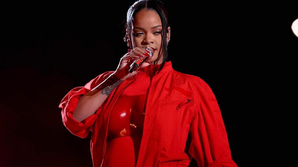 Rihanna escondeu sua barriga durante ensaio do Super Bowl e nem seus dançarinos sabiam da gravidez
