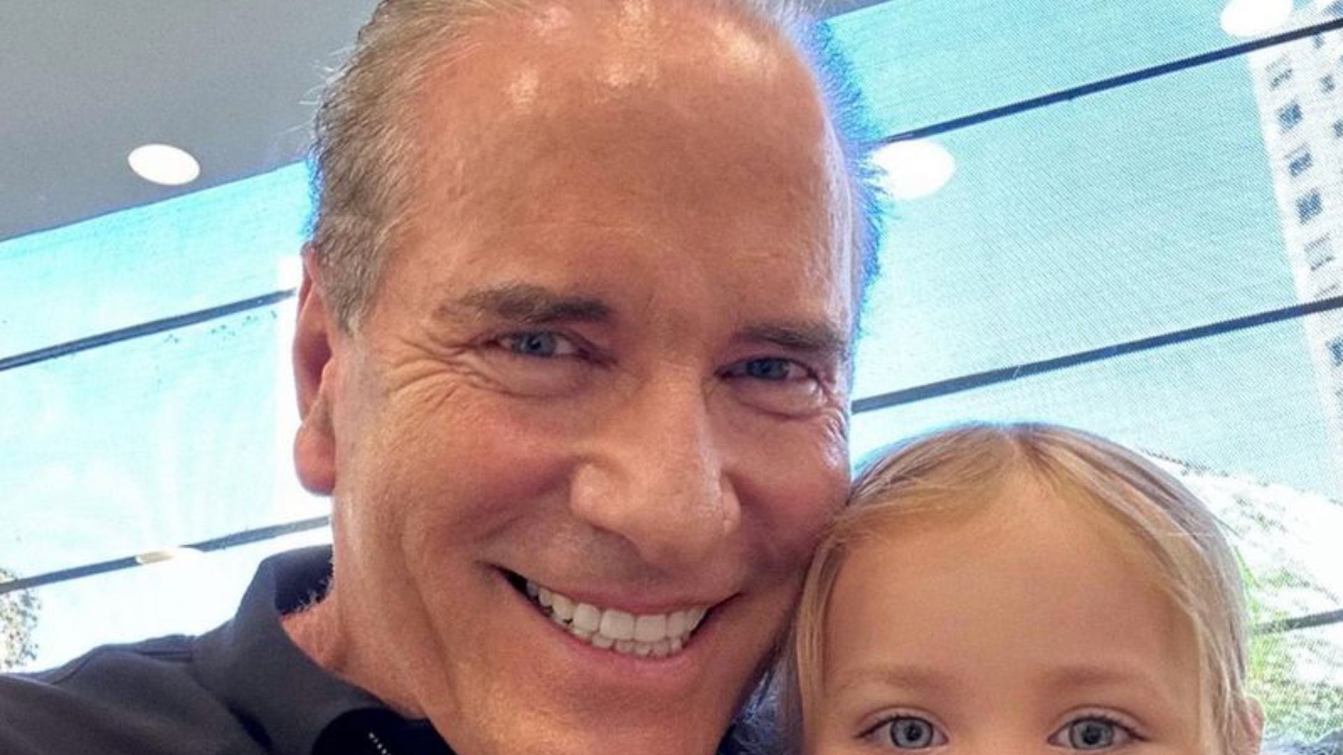 Em meio a tratamento contra câncer, Roberto Justus abre o sorrisão posar com a filha
