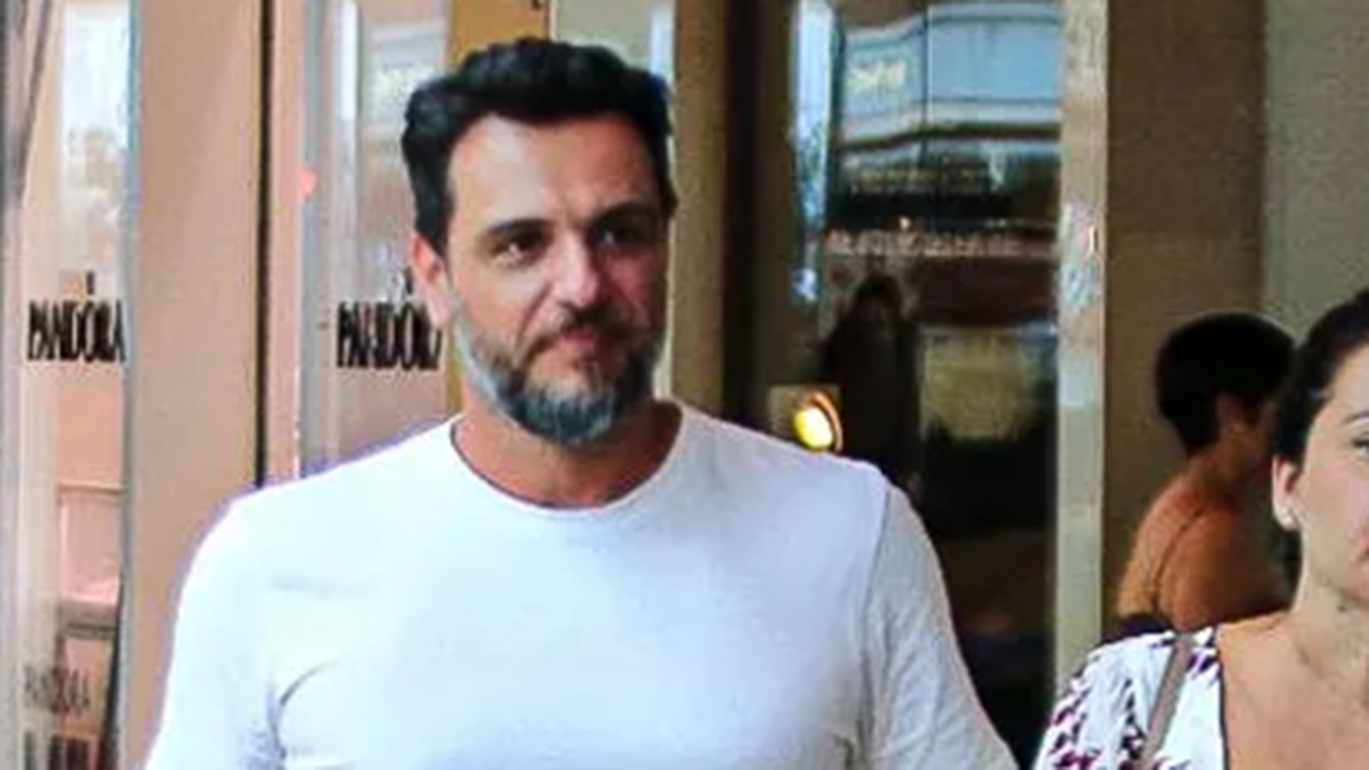 Rodrigo Lombardi curte passeio com a esposa em rara aparição juntos em público