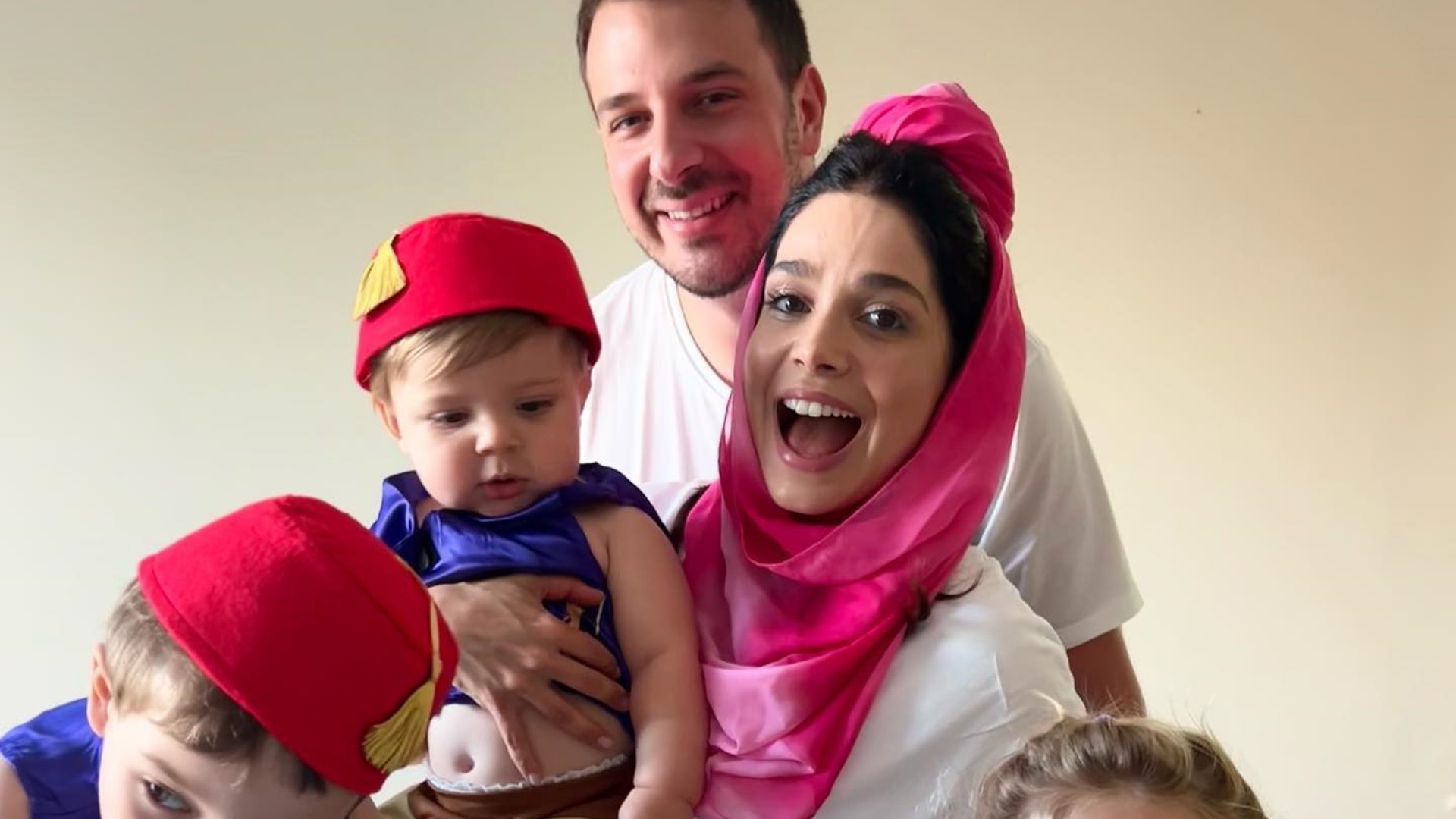 Sabrina Petraglia mostra a família fantasiada ao comemorar os 10 meses do filho caçula, Léo