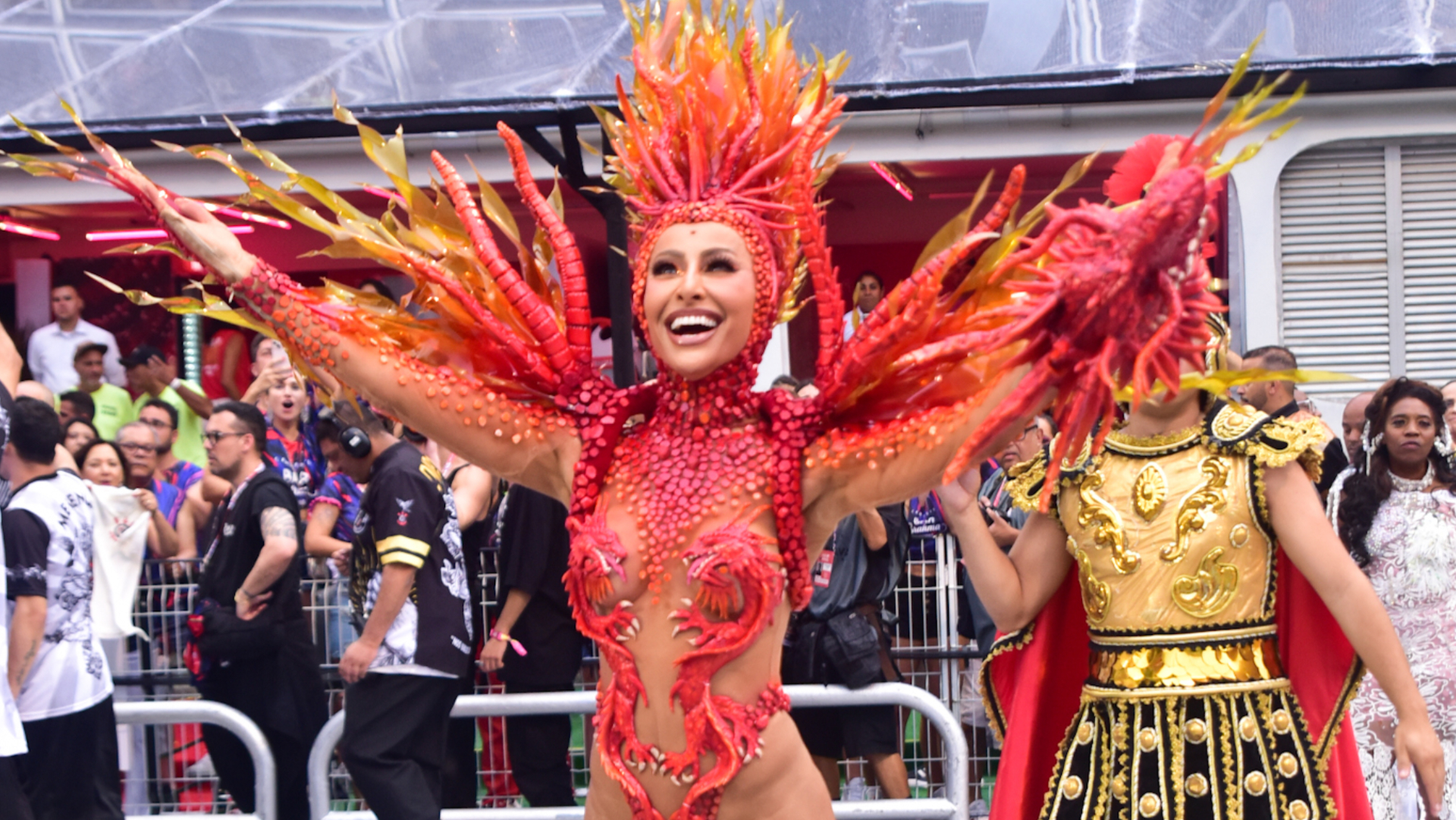 Cobrindo só o necessário, Sabrina Sato exibe corpaço fora do comum em desfile da Gaviões da Fiel