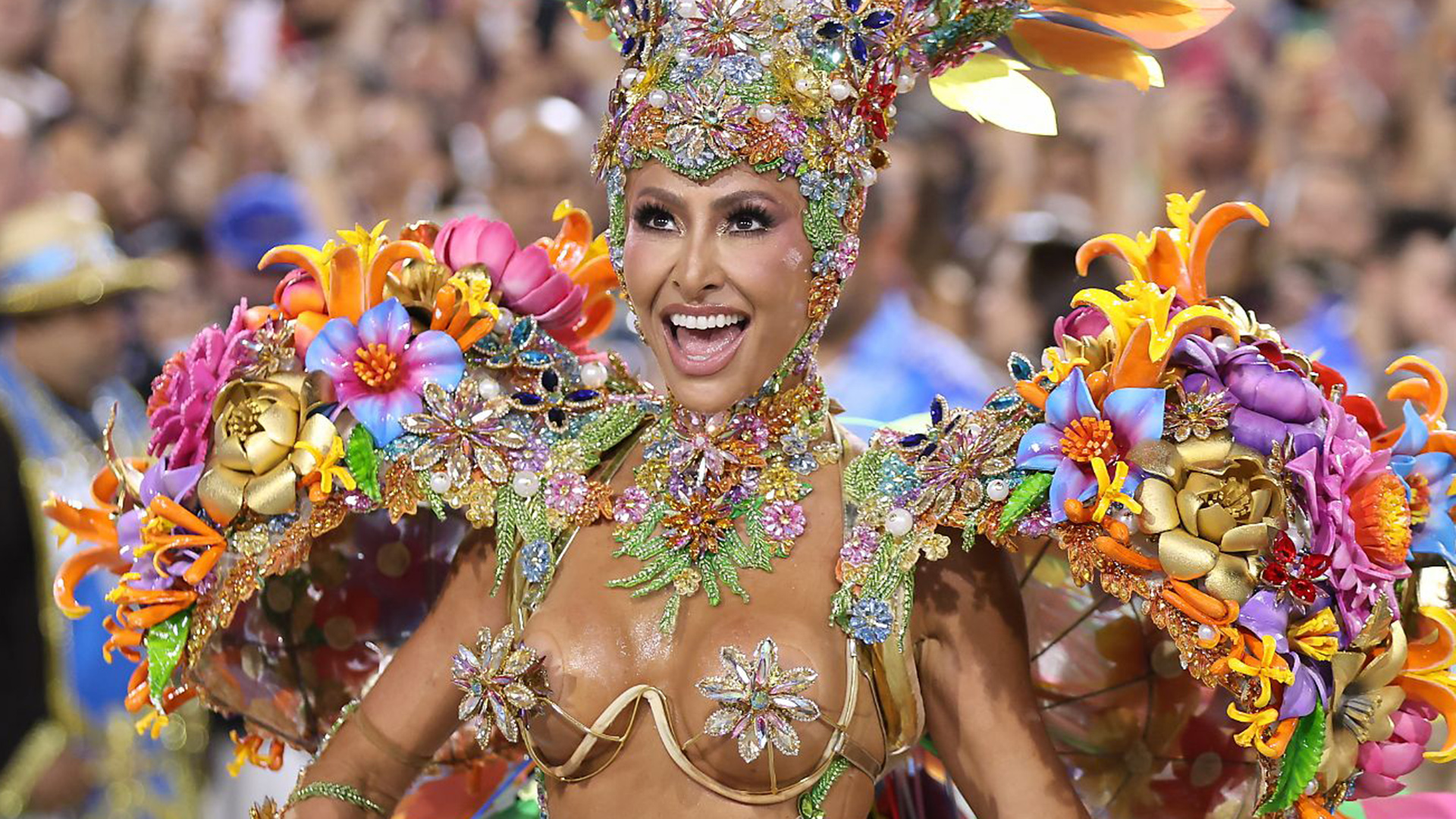 Magérrima, Sabrina Sato aposta em maiô cavado e com flores para desfile na Sapucaí