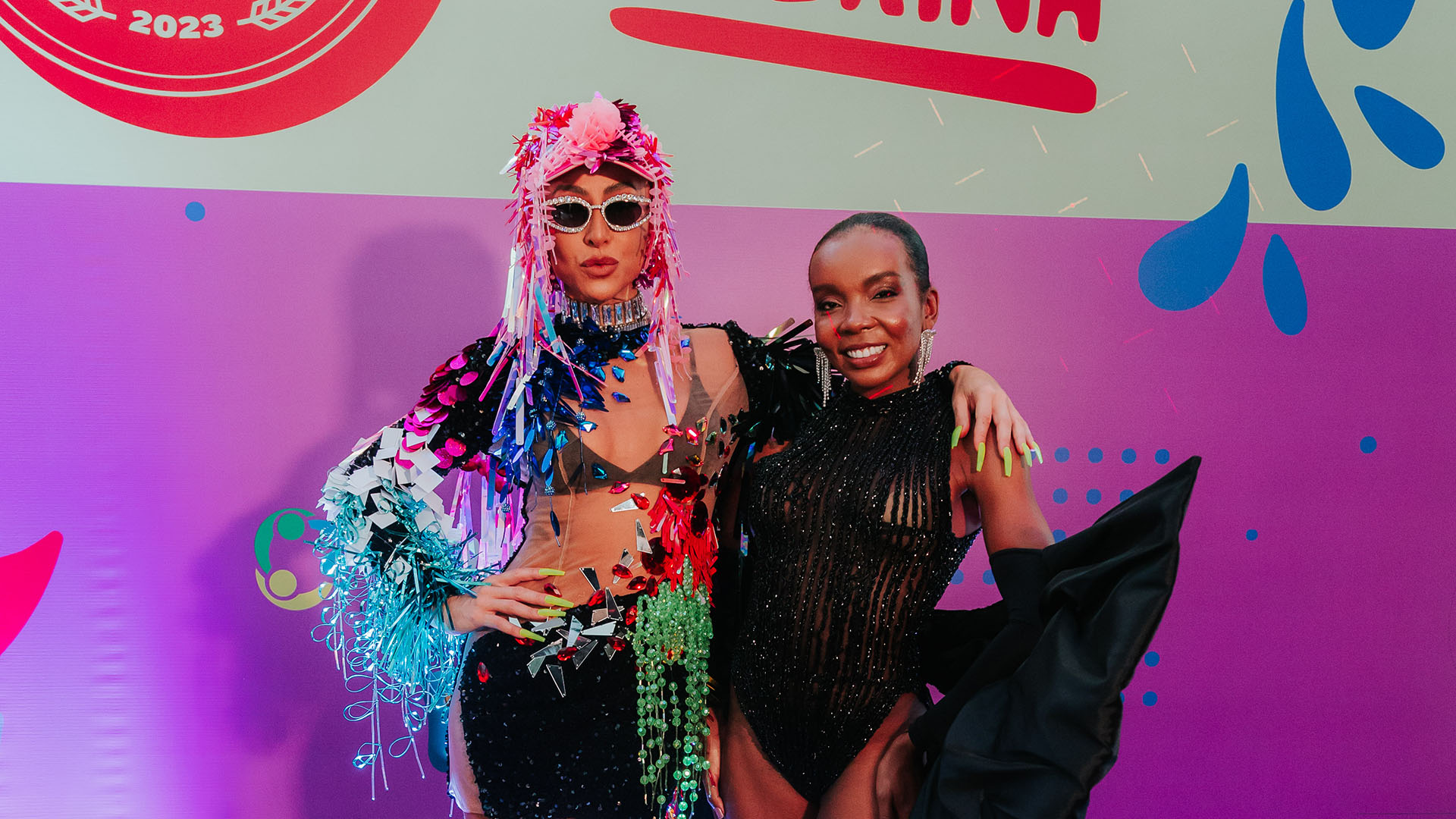 Sabrina Sato e Thelma Assis brilham no Bloco Unidos do Bar Brahma