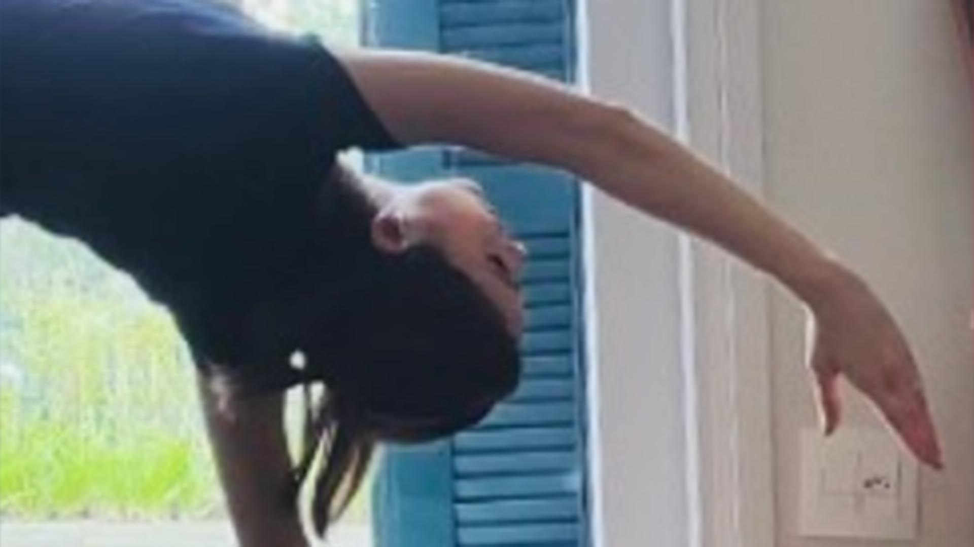 Sandy impressiona ao mostrar sua flexibilidade em nova foto: ‘Leveza’