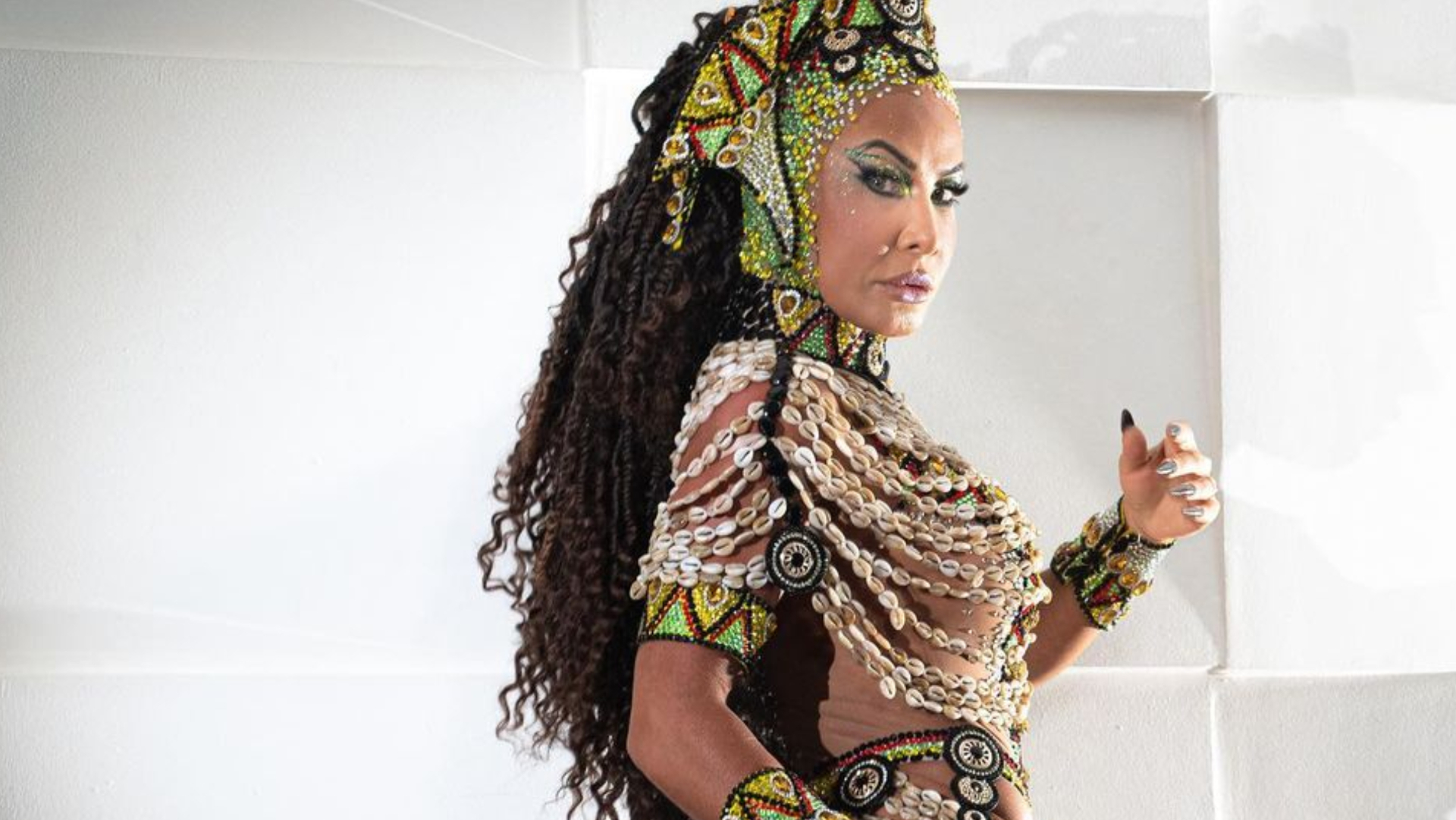 De body fio-dental transparente, Scheila Carvalho ostenta bumbum GG: ”Perfeita”